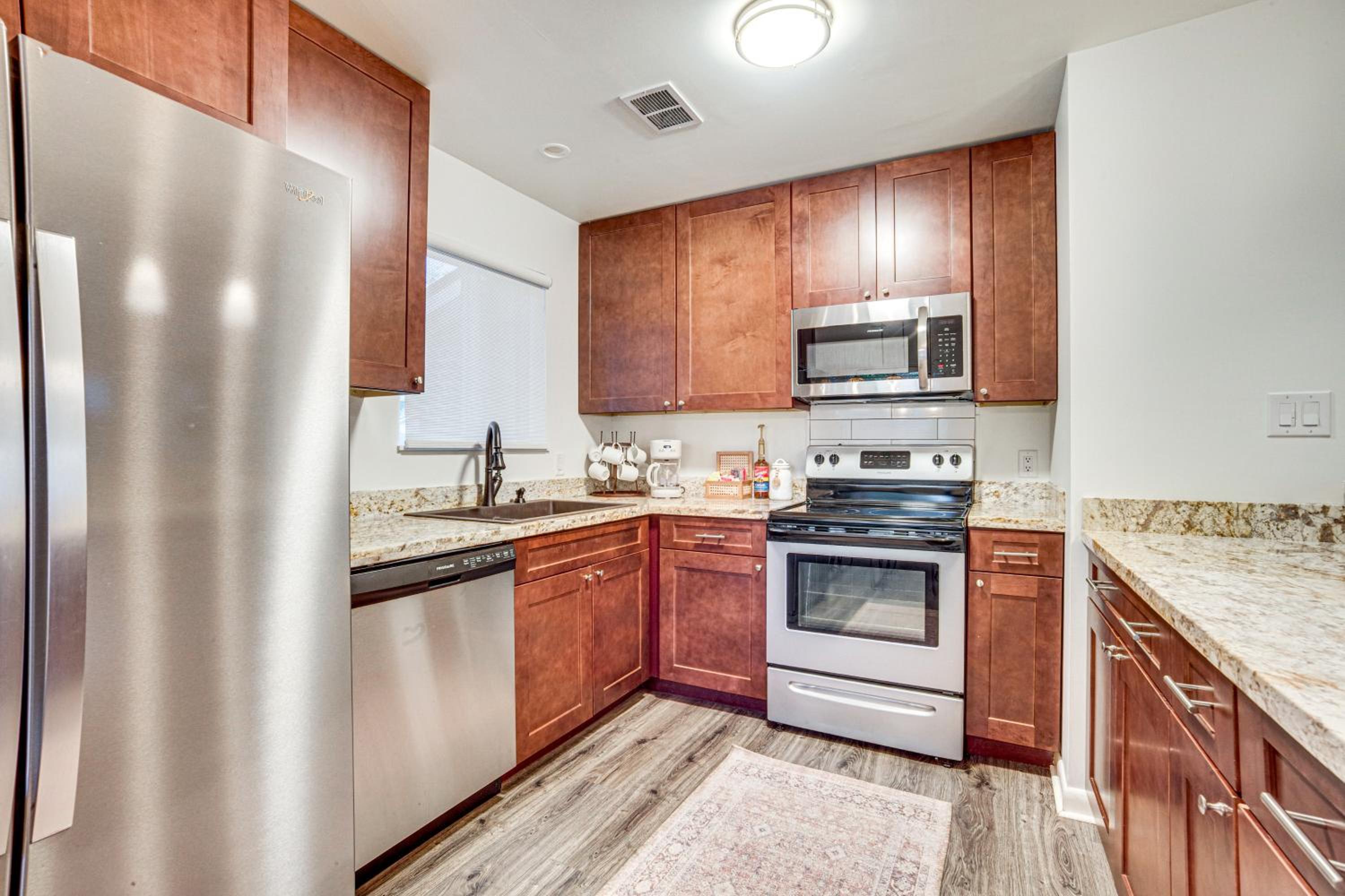Relax Fireside Family Home 6 Mi to Dtwn Beaufort!
