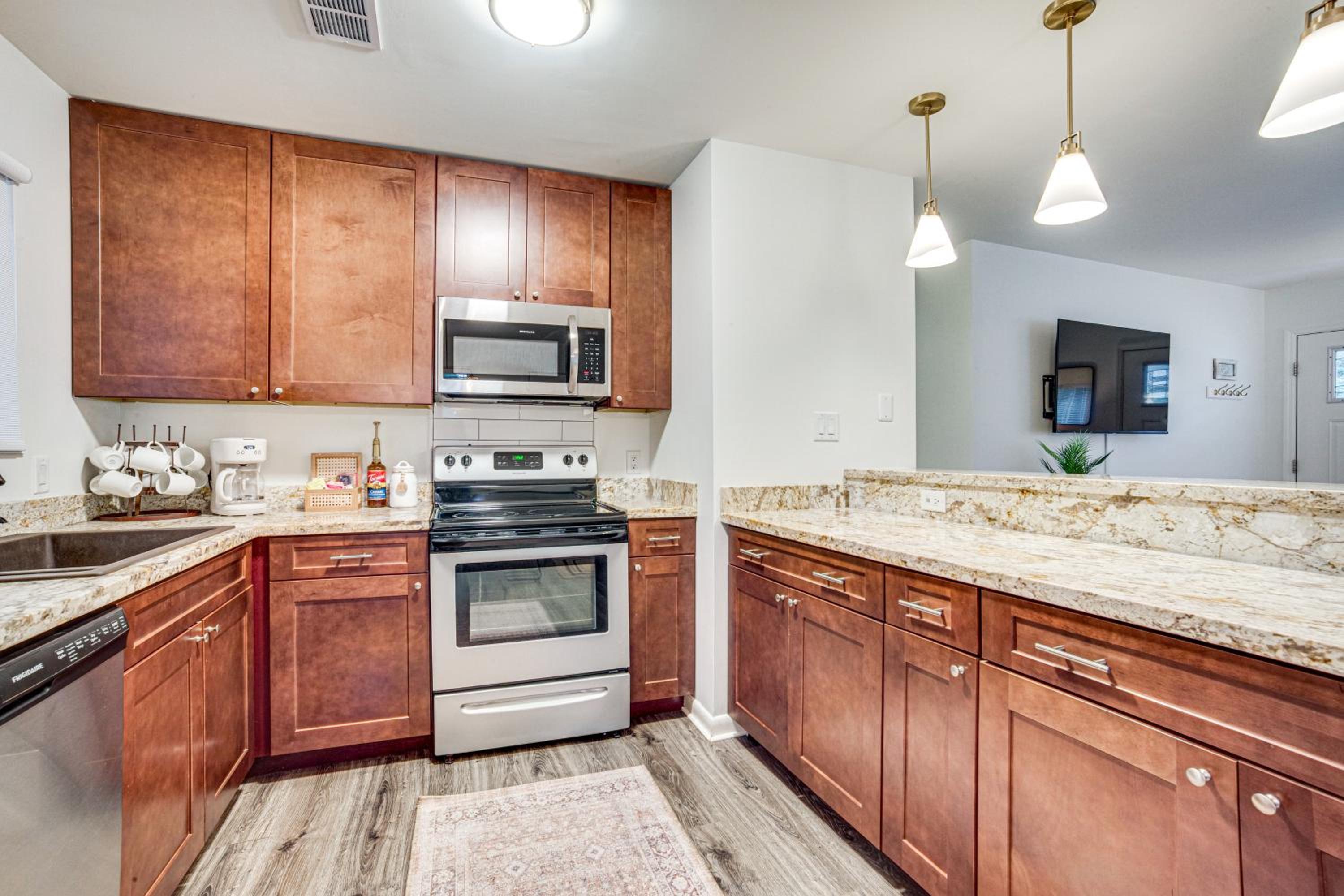 Relax Fireside Family Home 6 Mi to Dtwn Beaufort!