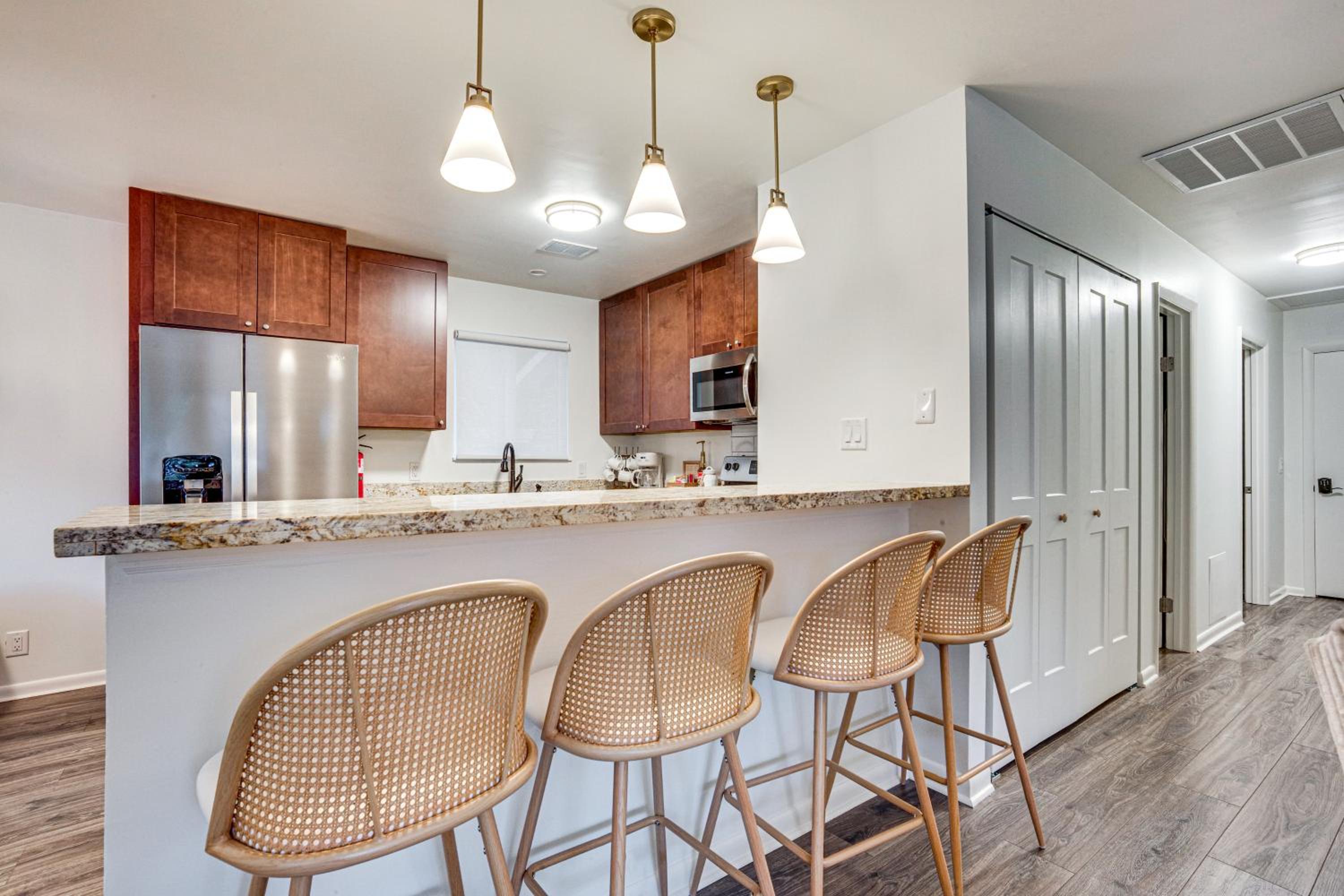 Relax Fireside Family Home 6 Mi to Dtwn Beaufort!