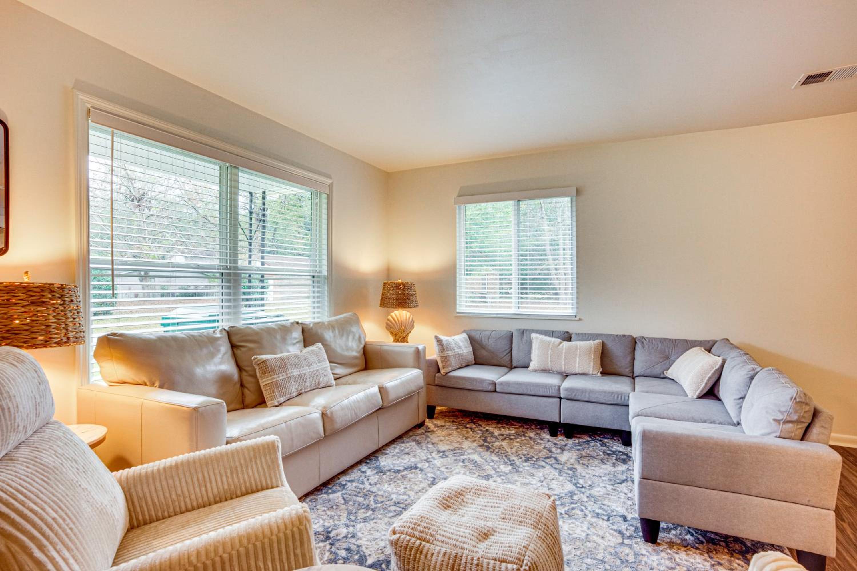 Relax Fireside Family Home 6 Mi to Dtwn Beaufort!
