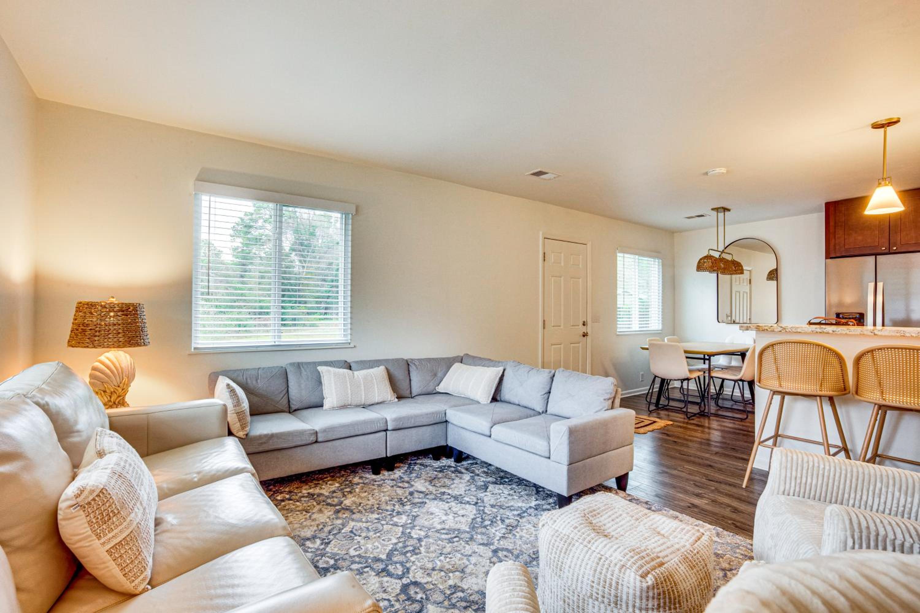 Relax Fireside Family Home 6 Mi to Dtwn Beaufort!