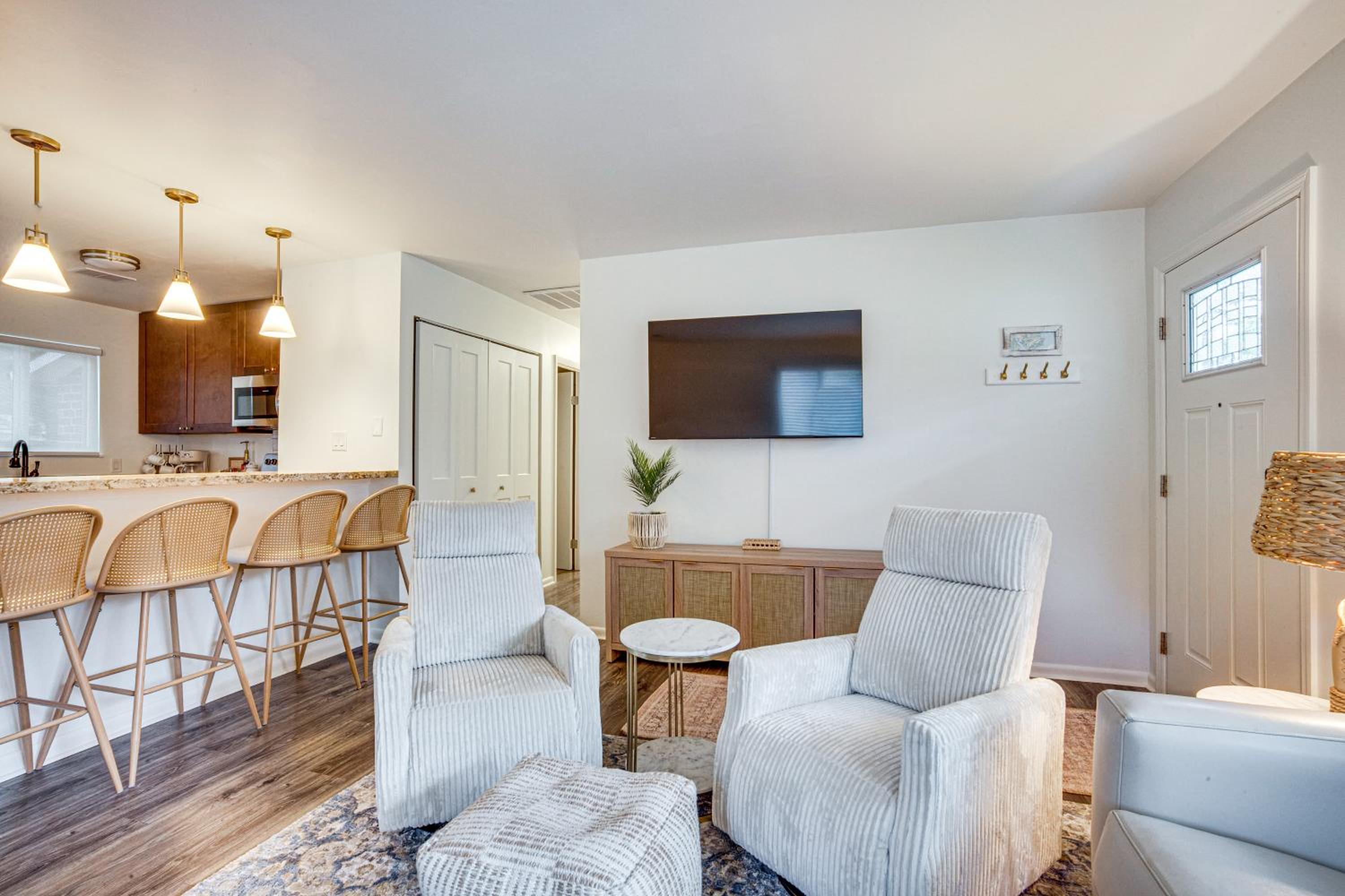 Relax Fireside Family Home 6 Mi to Dtwn Beaufort!