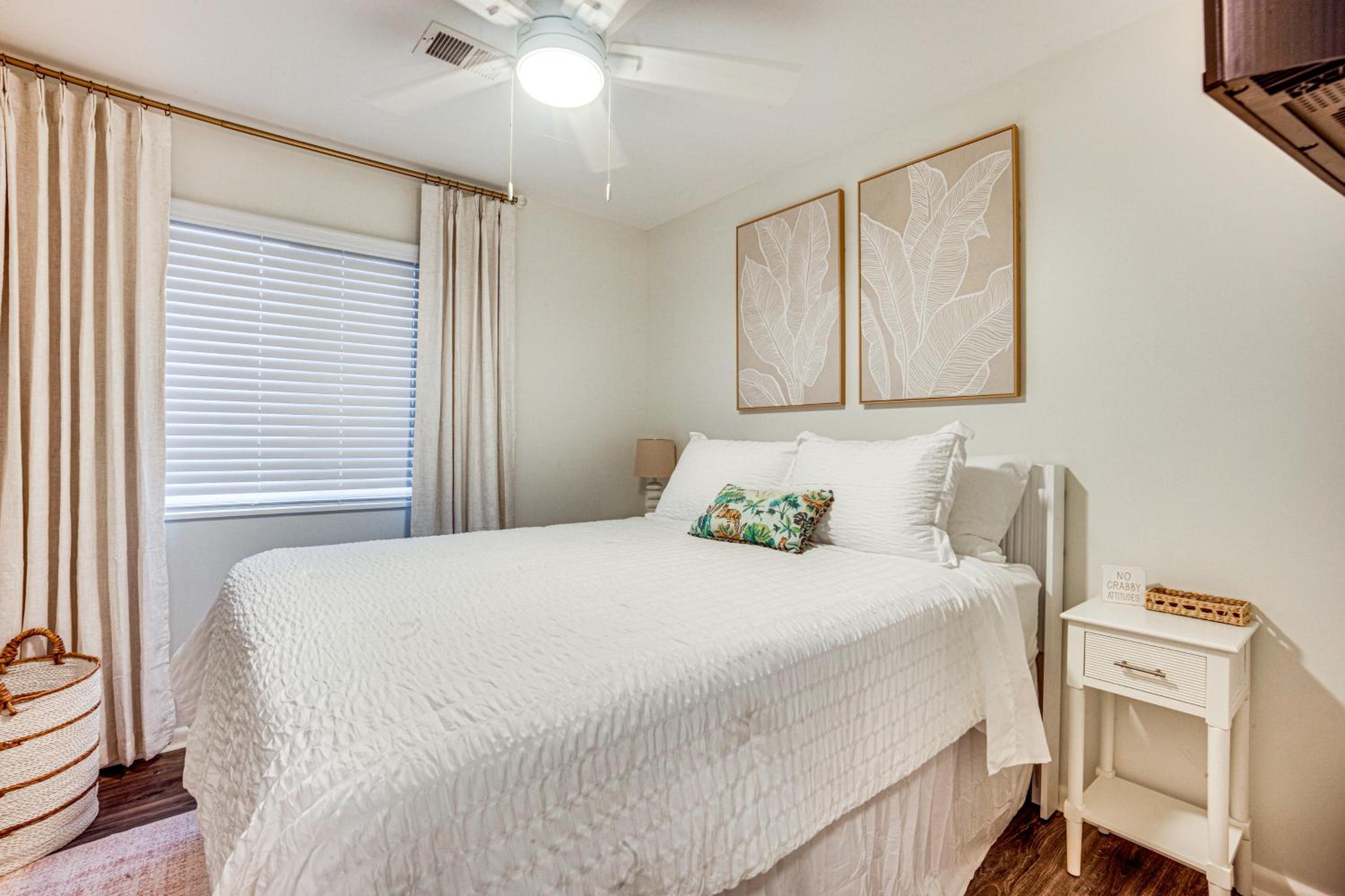 Relax Fireside Family Home 6 Mi to Dtwn Beaufort!