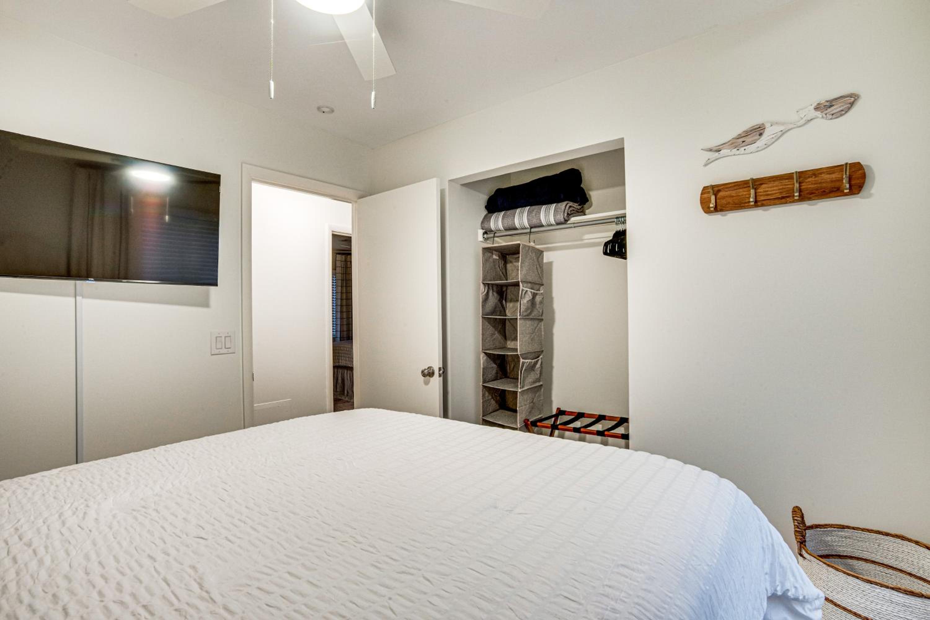 Relax Fireside Family Home 6 Mi to Dtwn Beaufort!
