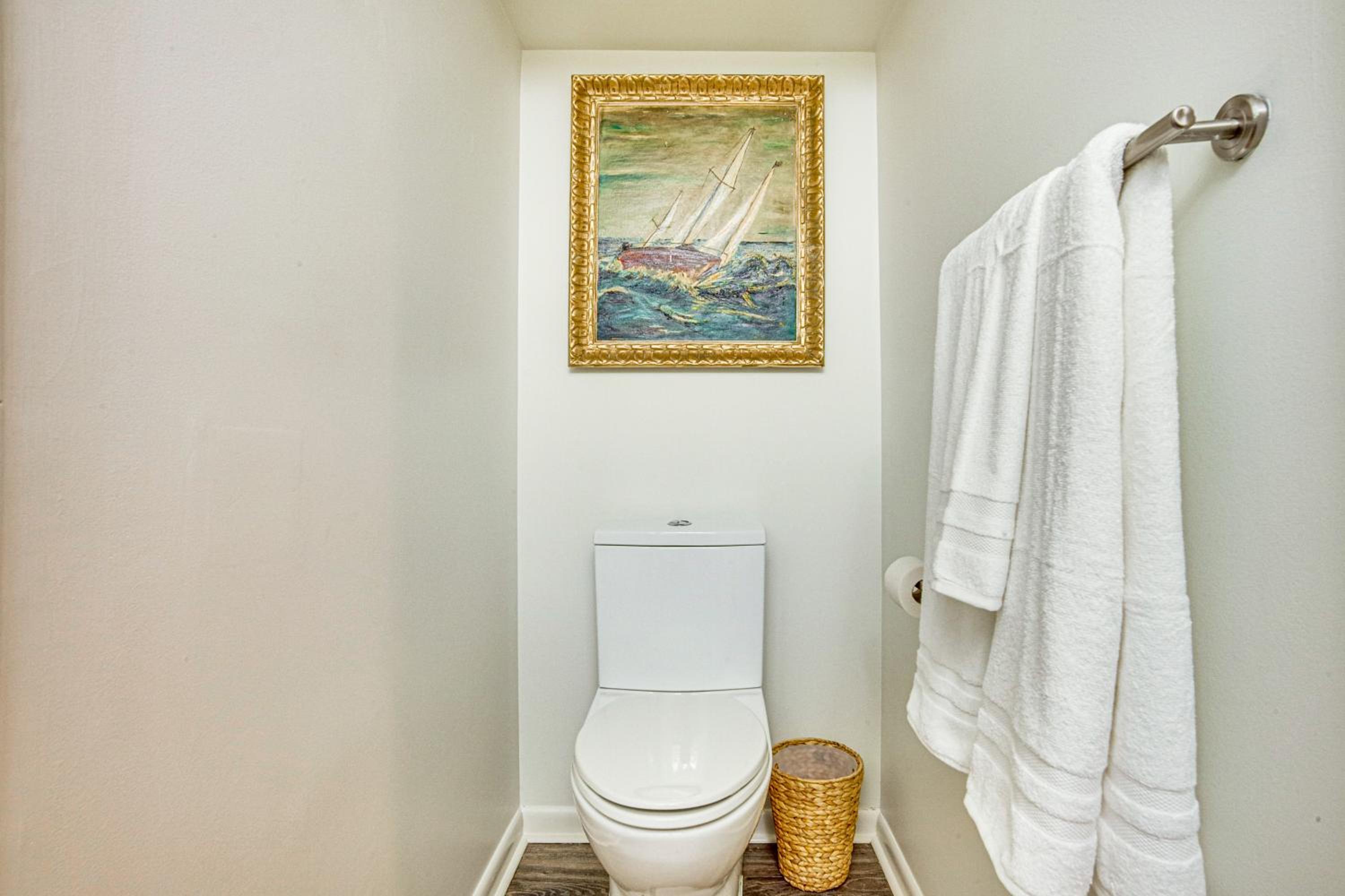 Relax Fireside Family Home 6 Mi to Dtwn Beaufort!
