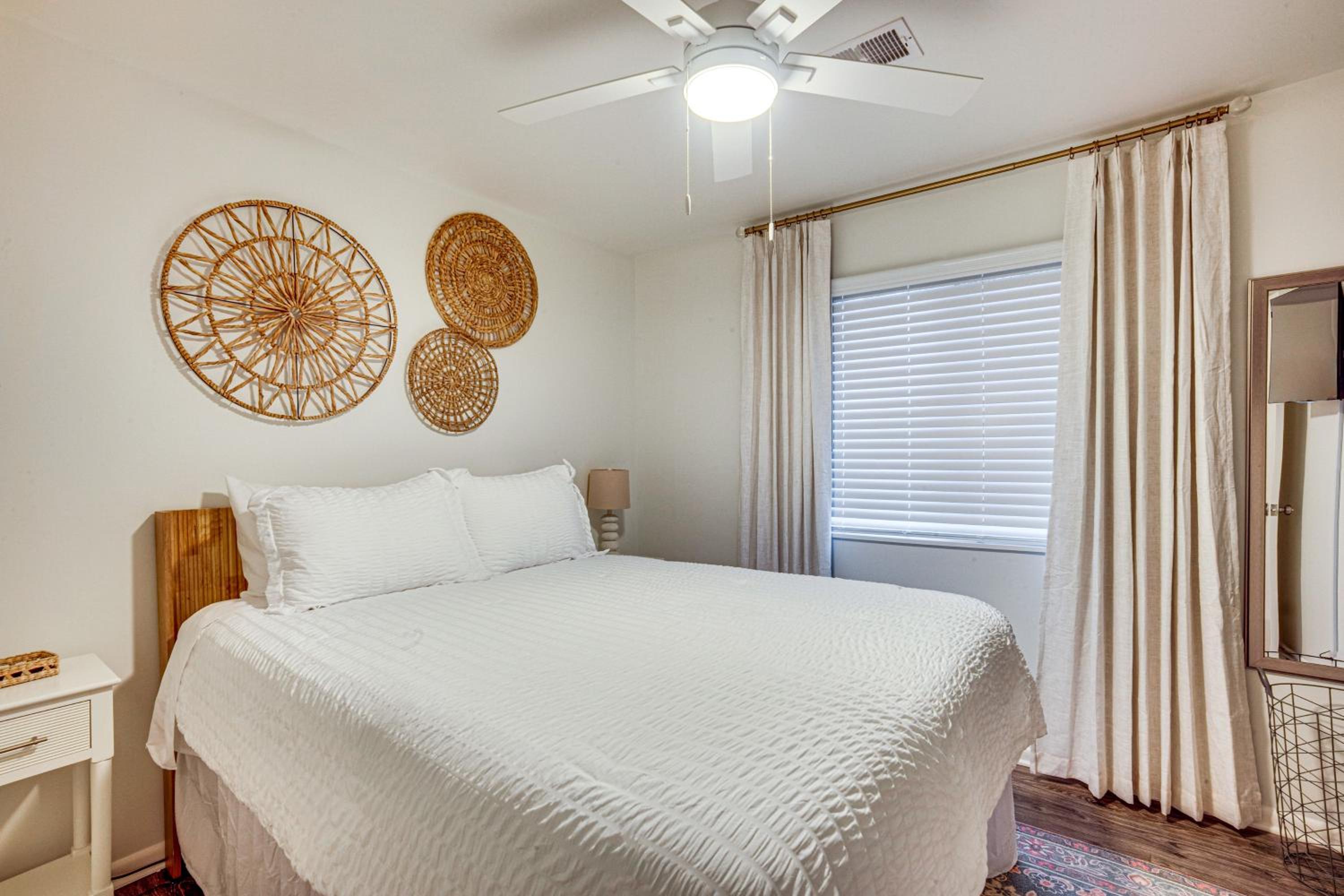 Relax Fireside Family Home 6 Mi to Dtwn Beaufort!