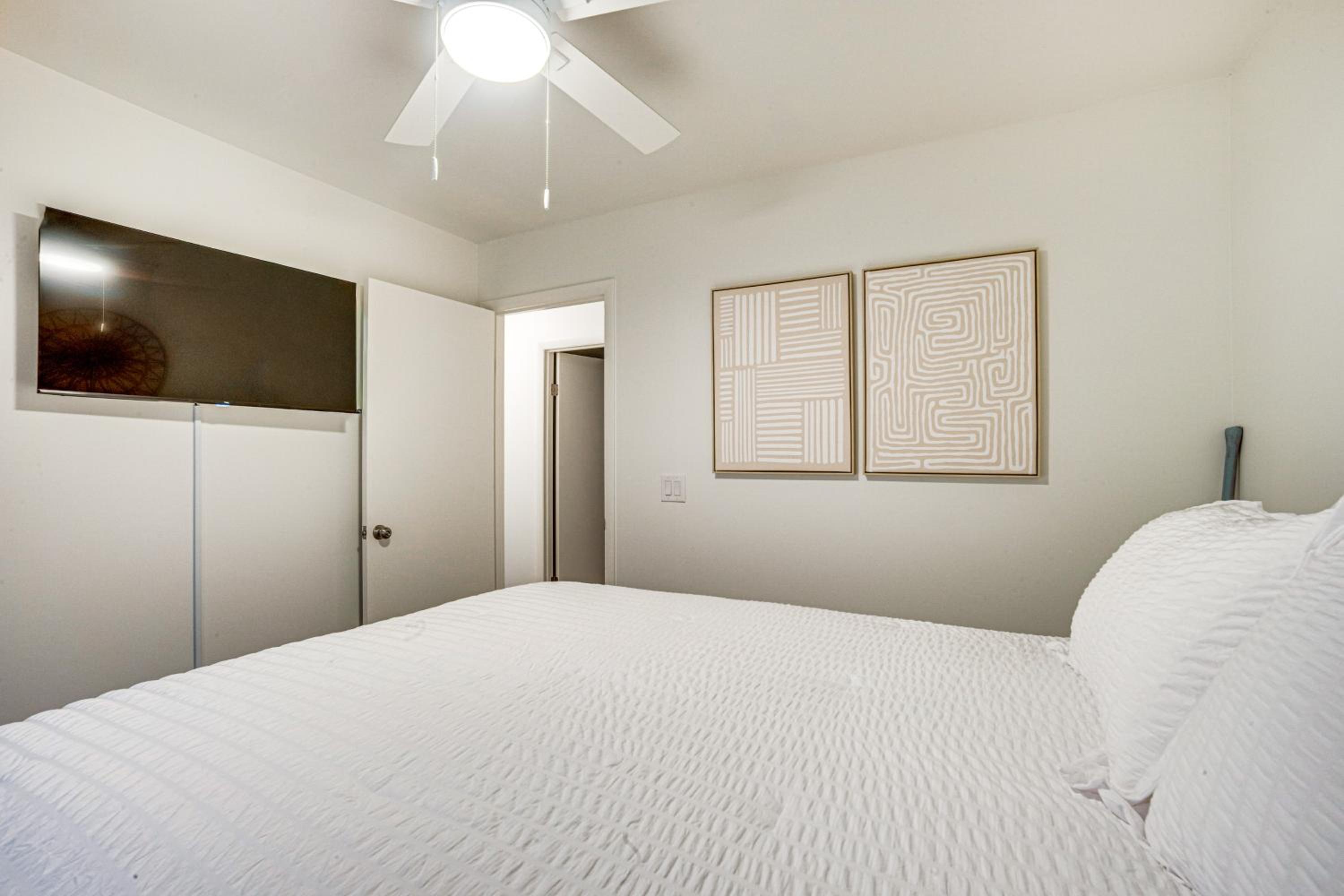 Relax Fireside Family Home 6 Mi to Dtwn Beaufort!