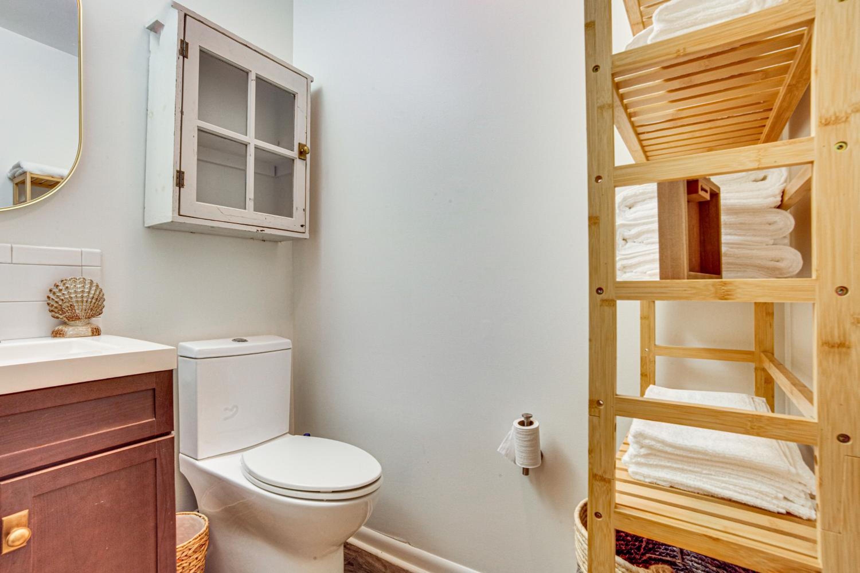 Relax Fireside Family Home 6 Mi to Dtwn Beaufort!