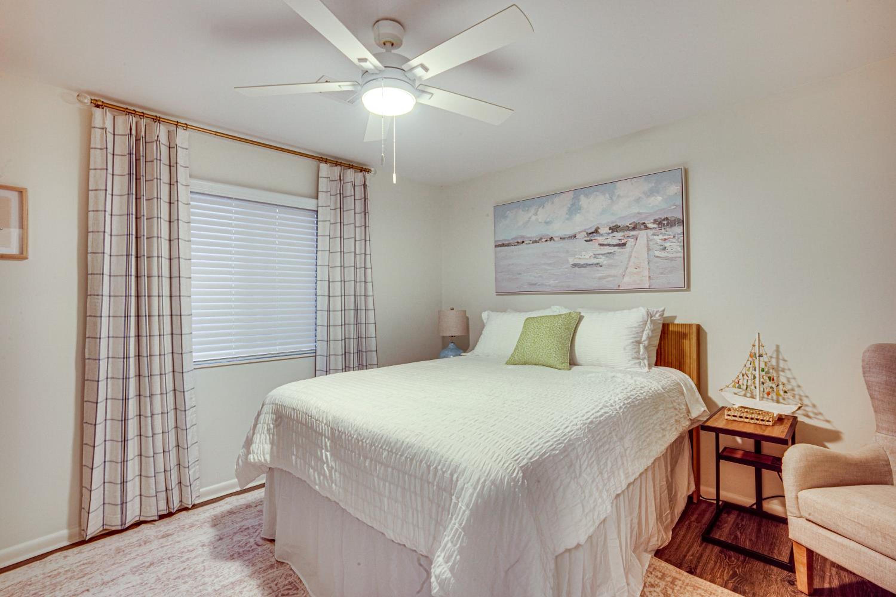 Relax Fireside Family Home 6 Mi to Dtwn Beaufort!