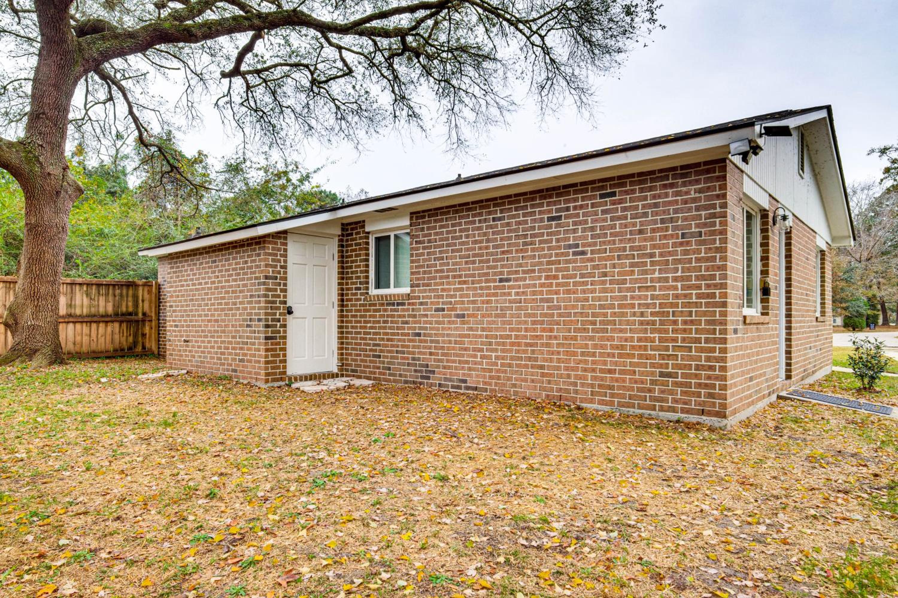 Relax Fireside Family Home 6 Mi to Dtwn Beaufort!