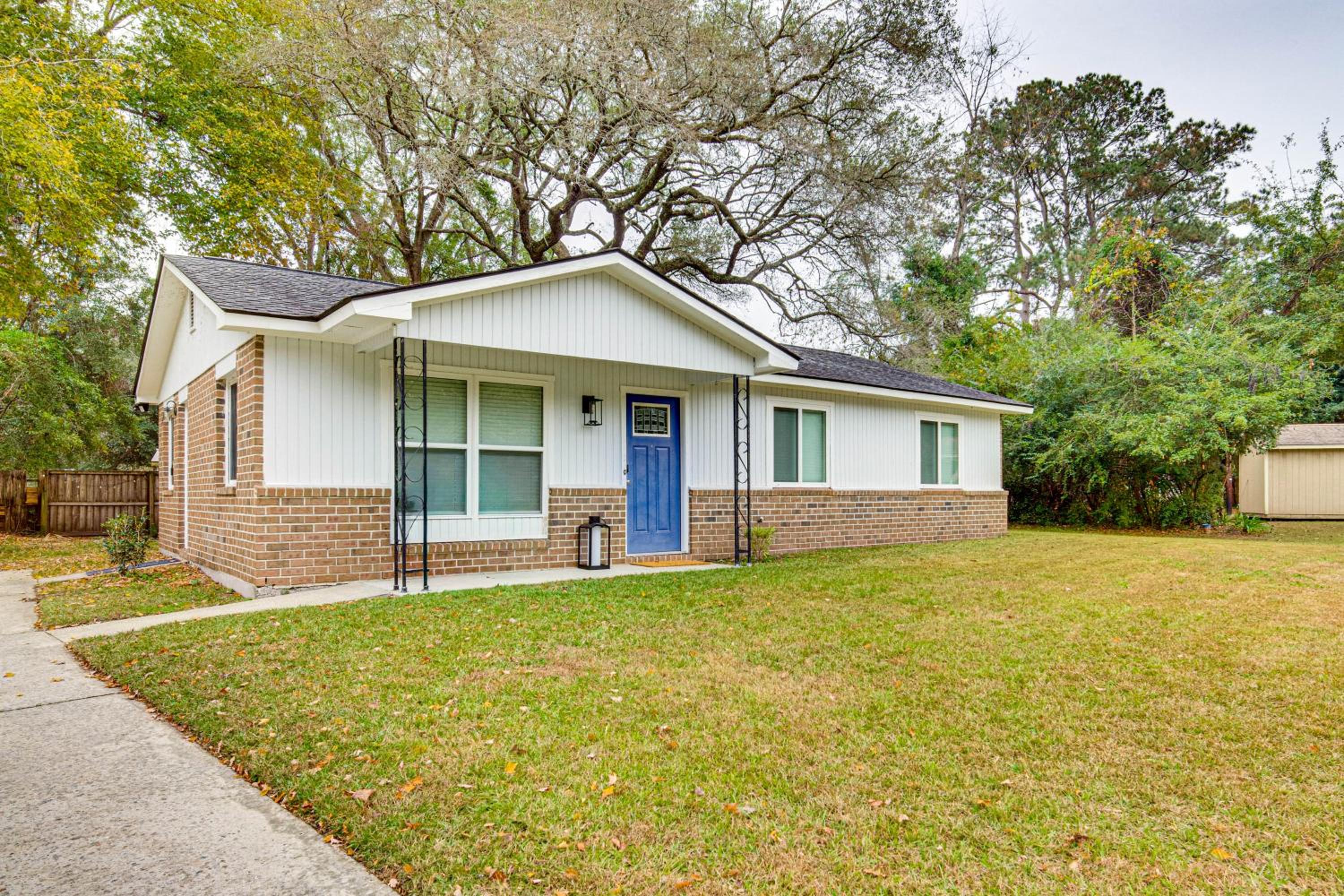 Relax Fireside Family Home 6 Mi to Dtwn Beaufort!