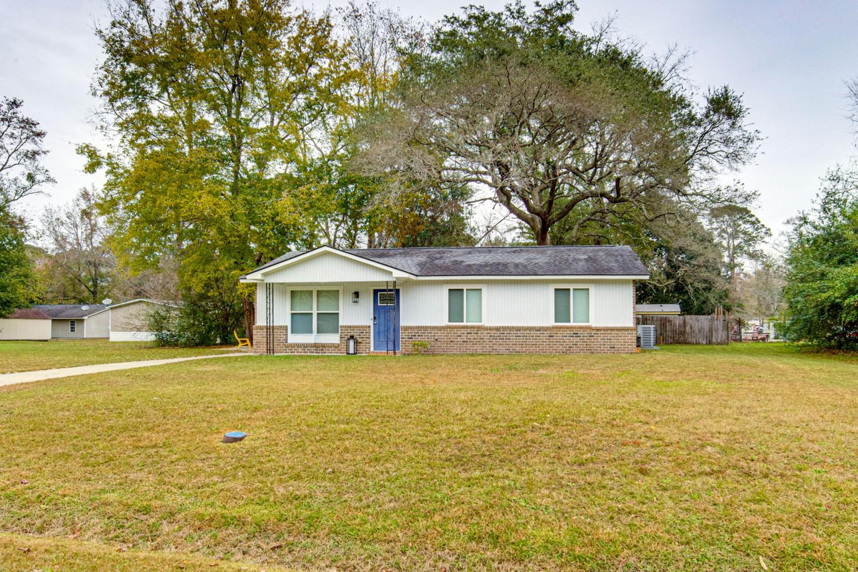 Relax Fireside Family Home 6 Mi to Dtwn Beaufort!