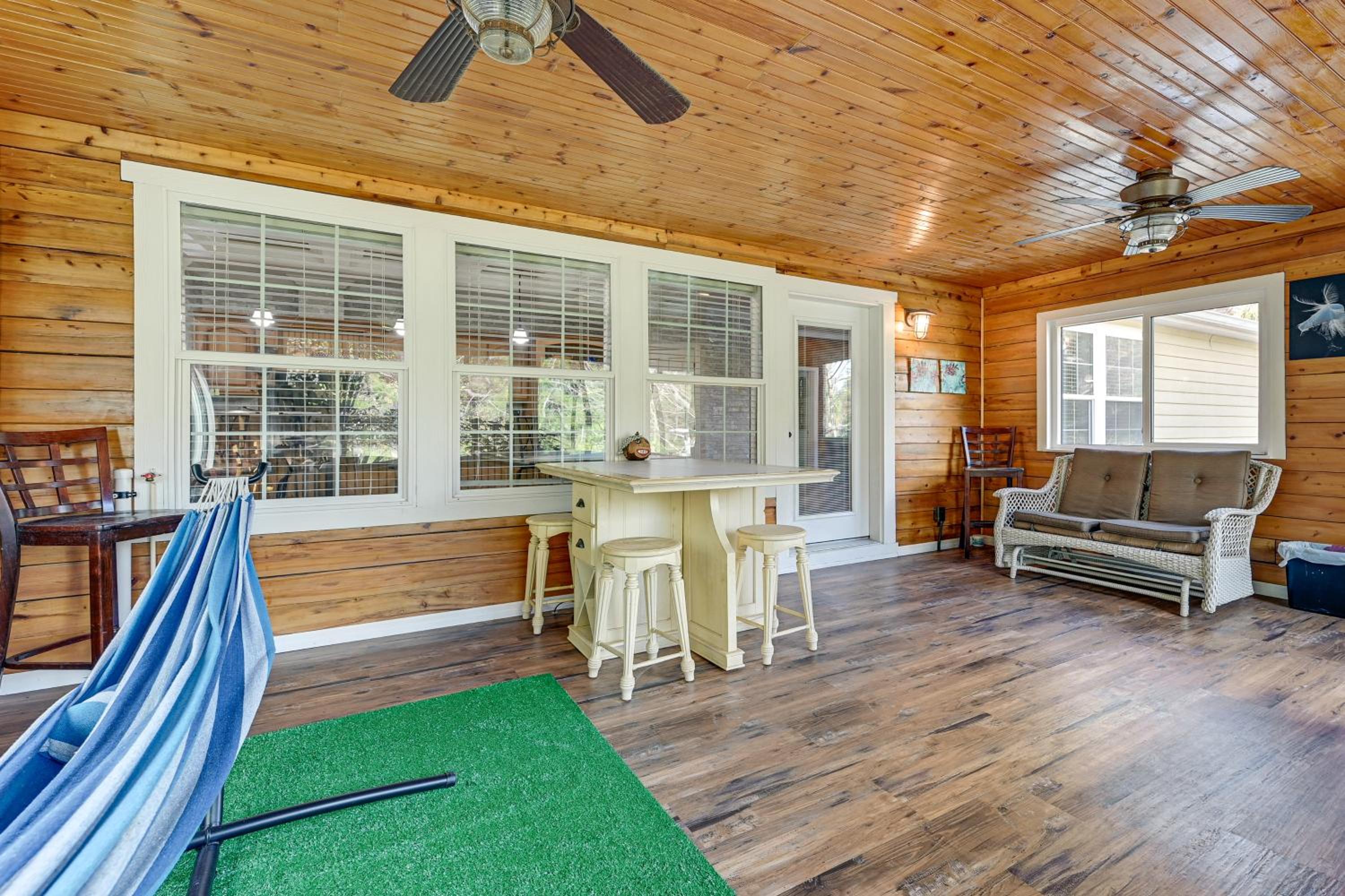 Weeki Wachee Family Getaway Canal-Front Home