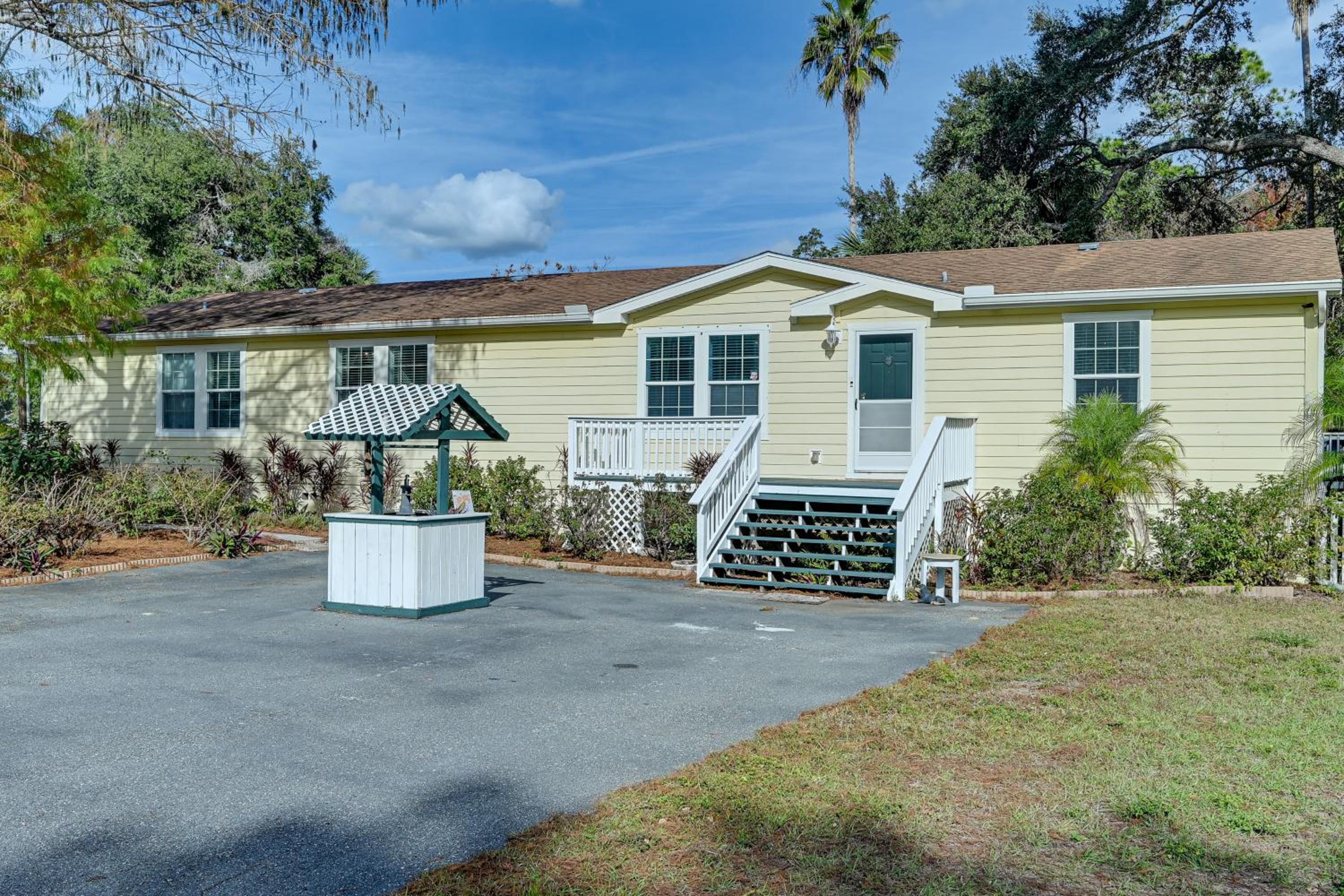 Weeki Wachee Family Getaway Canal-Front Home