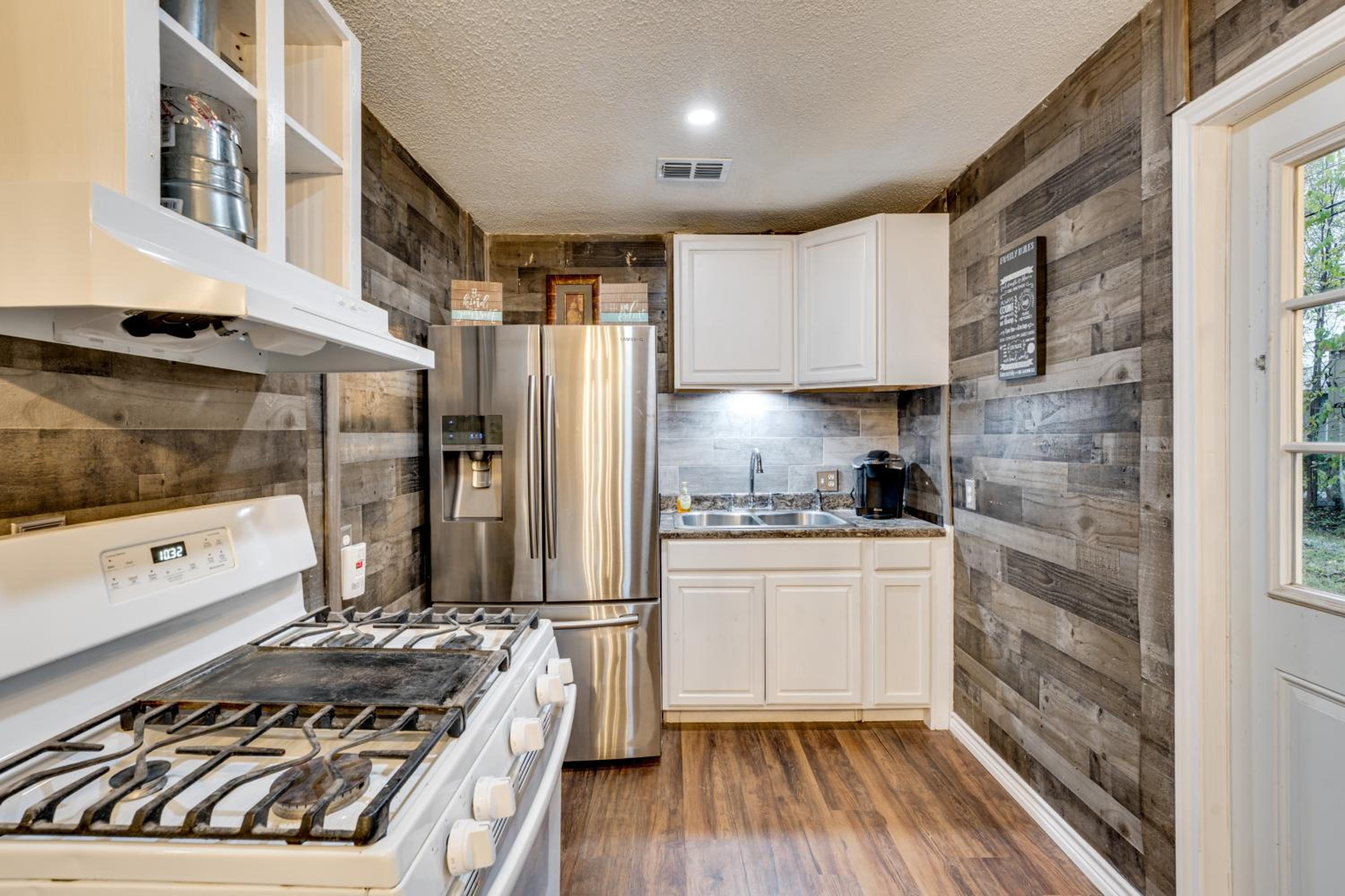 Near Wineries and Guadalupe River! Stylish Home