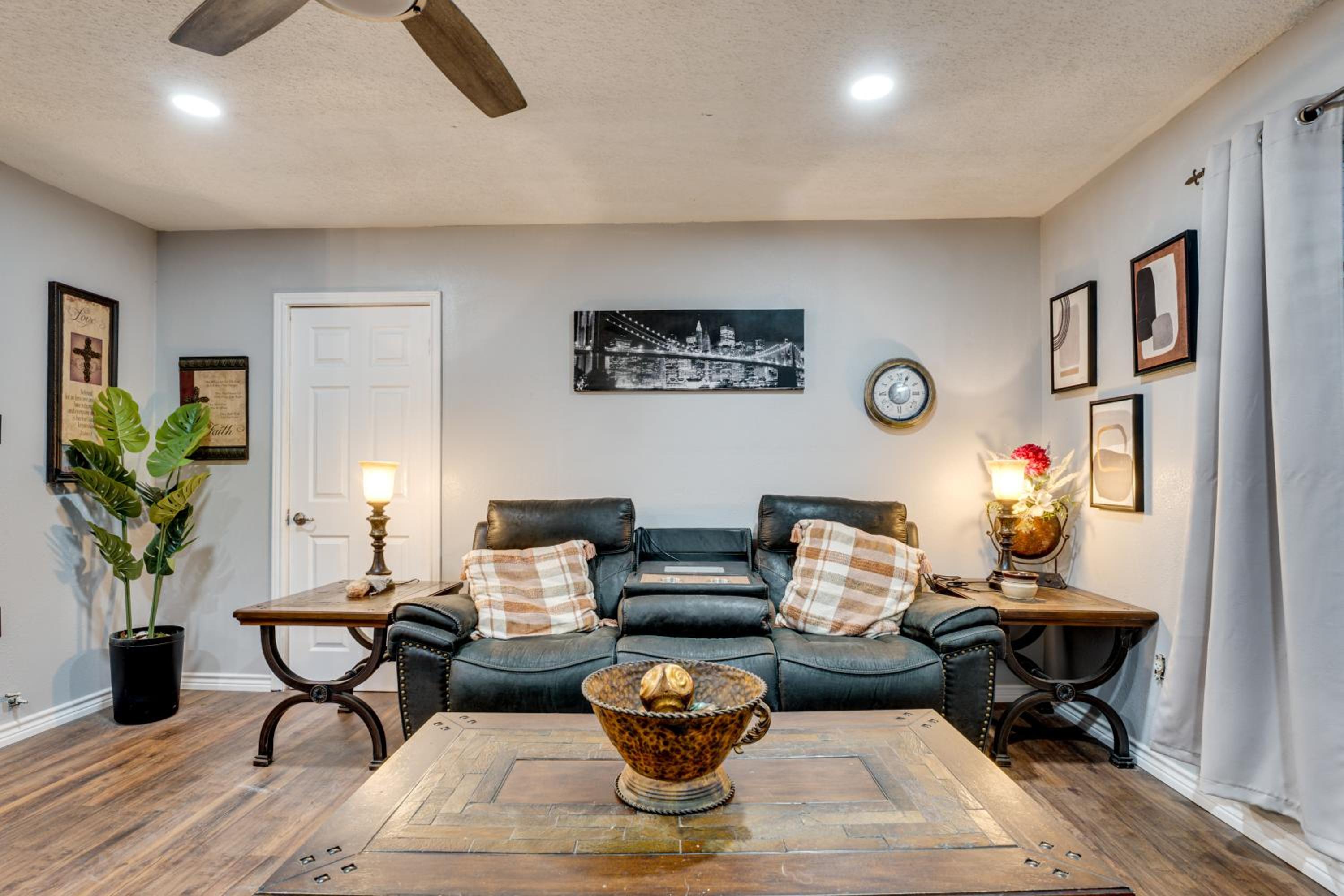 Near Wineries and Guadalupe River! Stylish Home