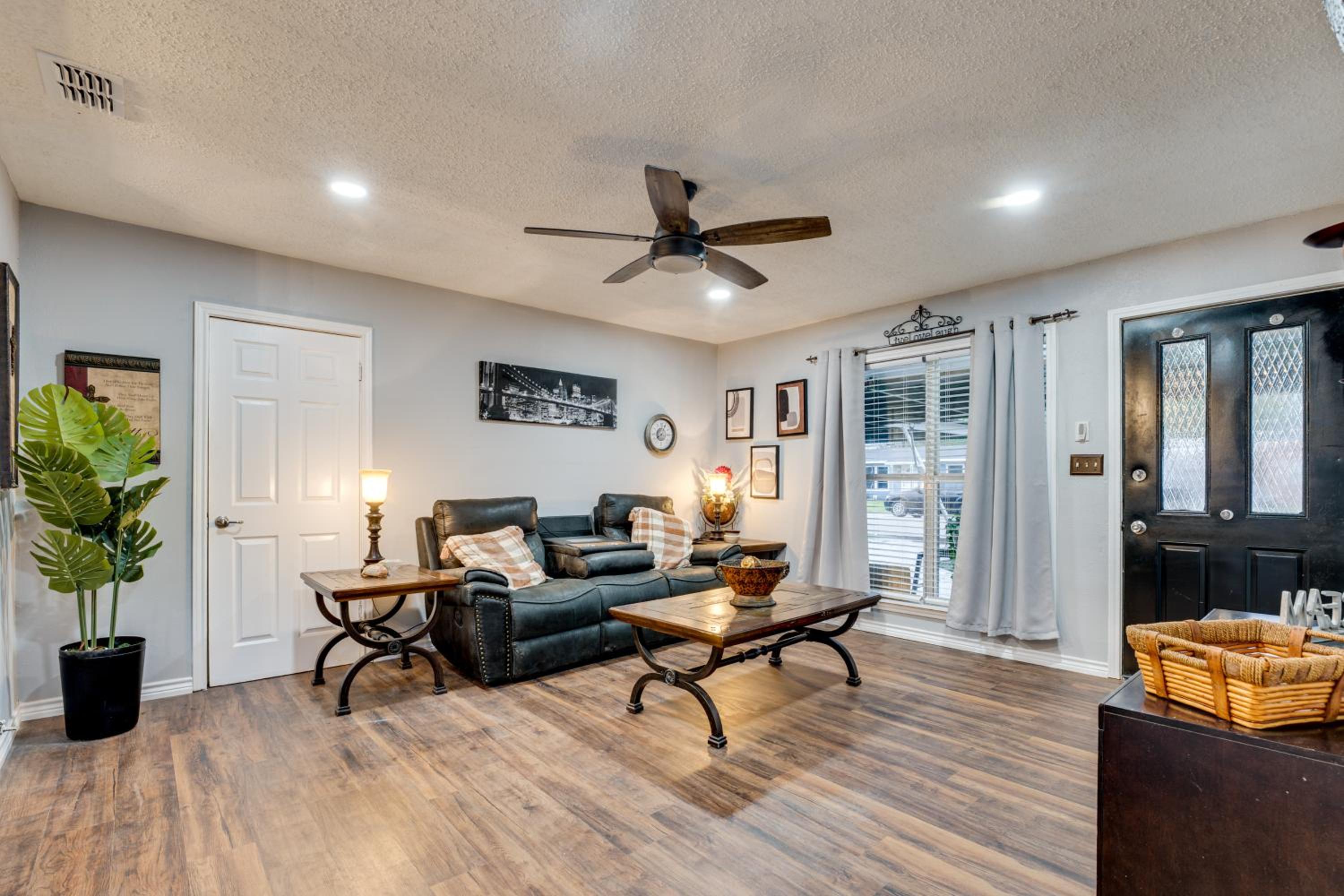 Near Wineries and Guadalupe River! Stylish Home