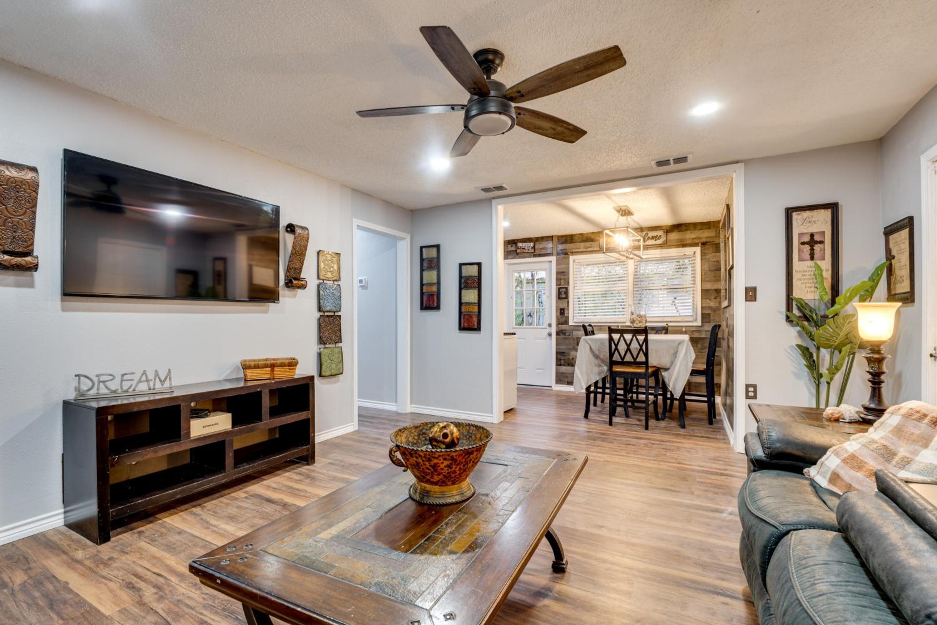 Near Wineries and Guadalupe River! Stylish Home