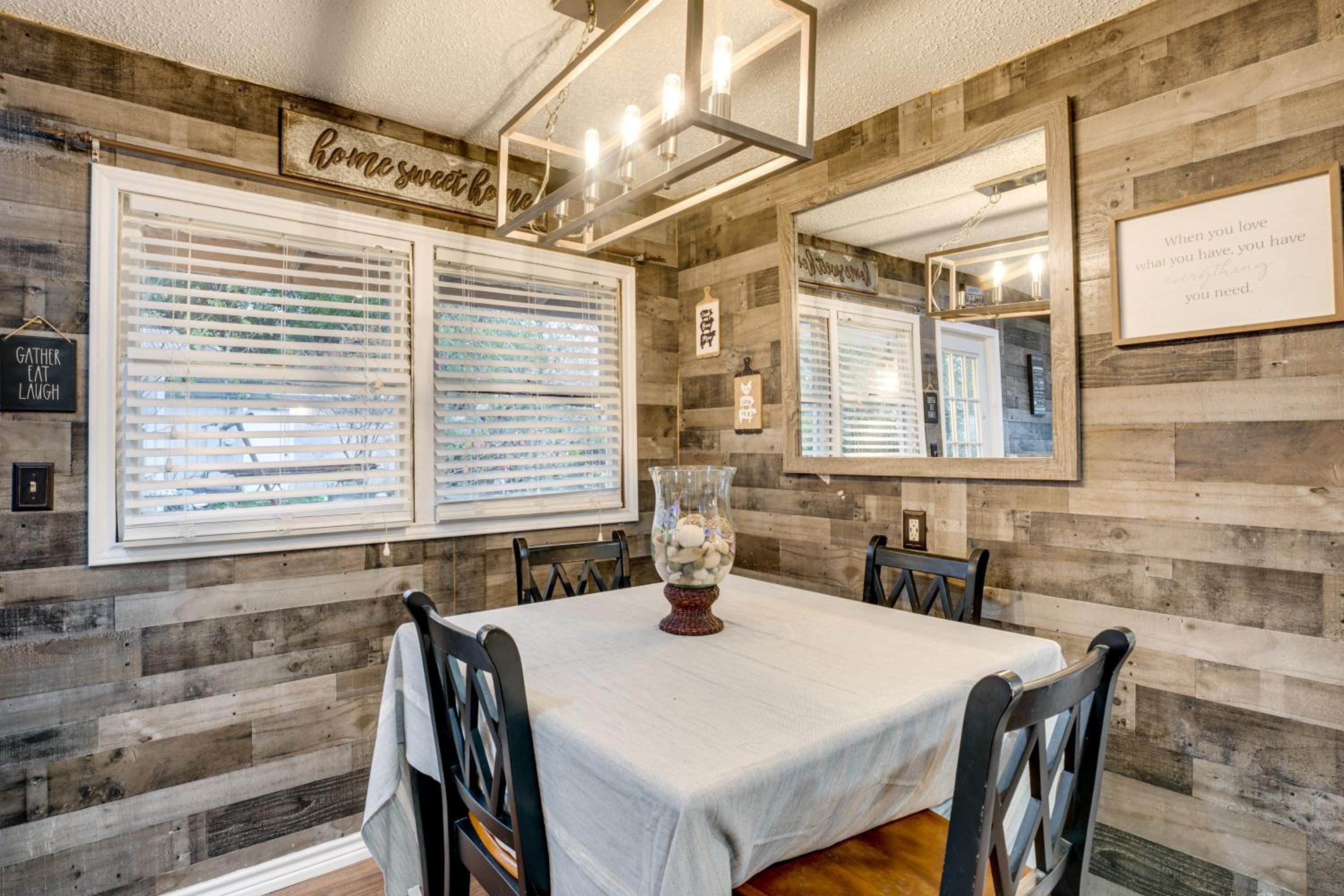 Near Wineries and Guadalupe River! Stylish Home