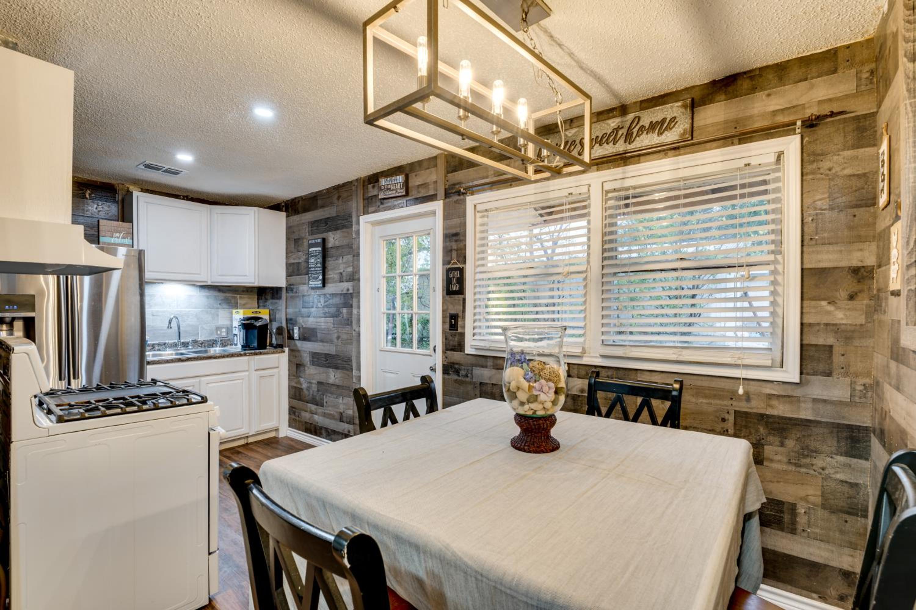 Near Wineries and Guadalupe River! Stylish Home