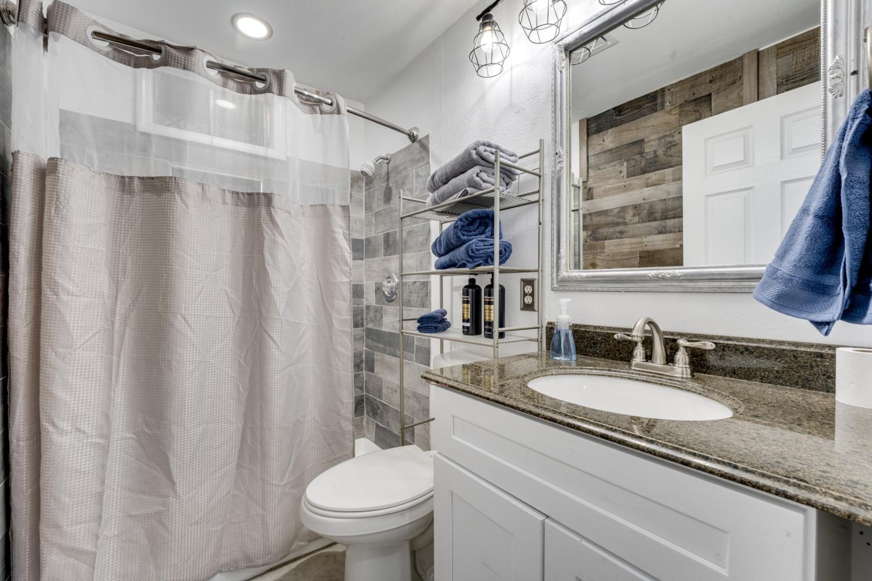 Near Wineries and Guadalupe River! Stylish Home
