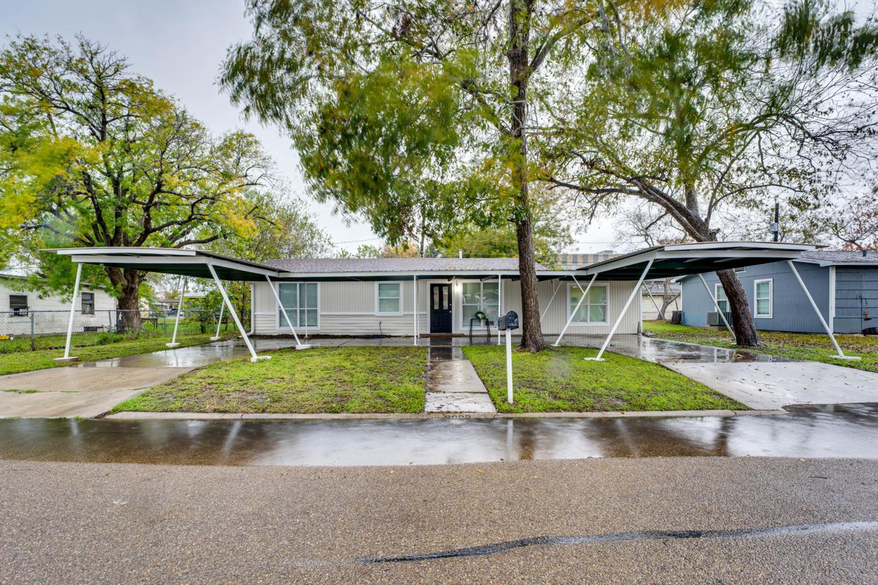 Near Wineries and Guadalupe River! Stylish Home