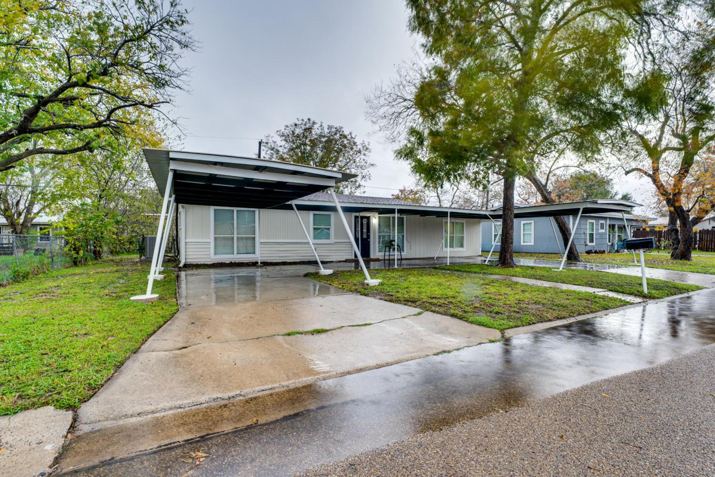 Near Wineries and Guadalupe River! Stylish Home