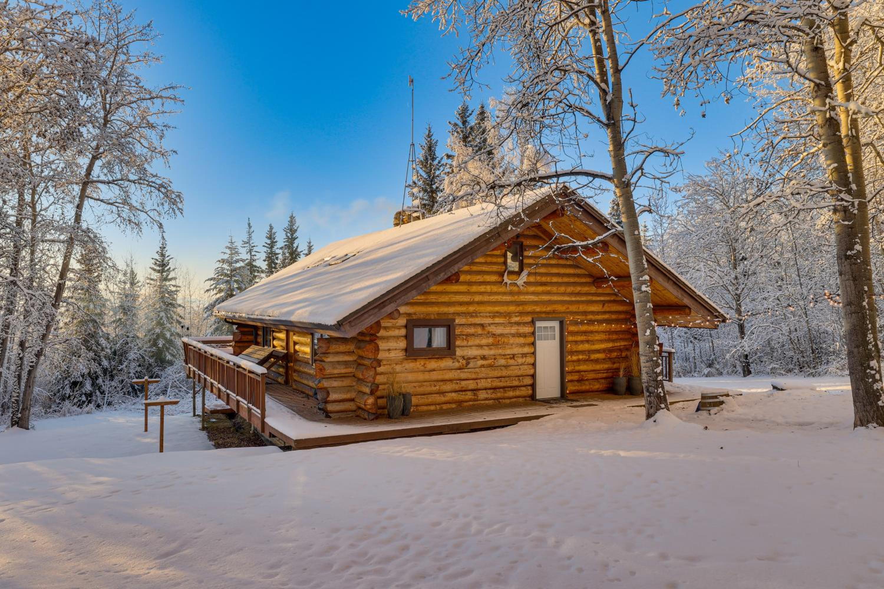 Explore Fairbanks! Authentic Log Cabin with Views