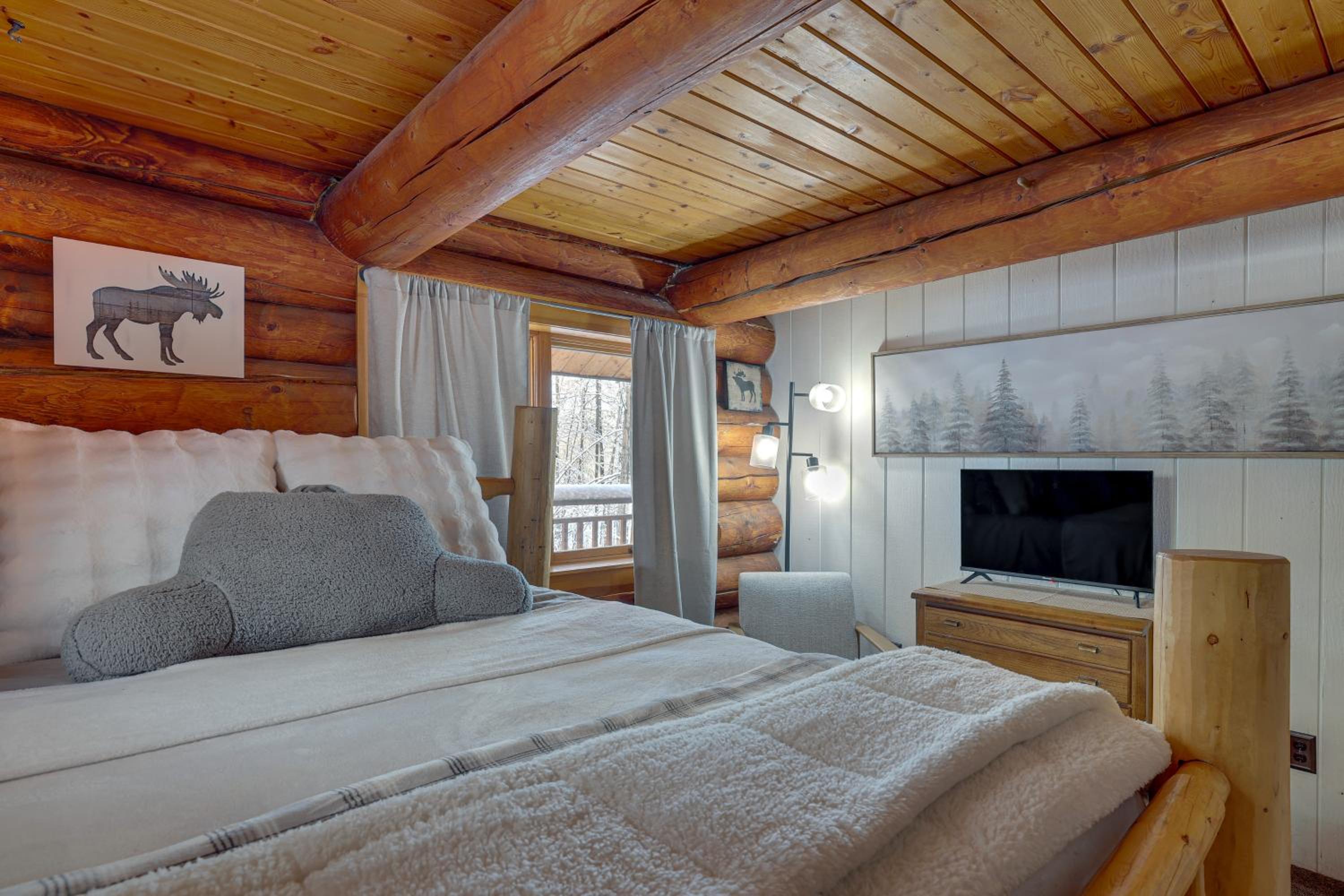 Explore Fairbanks! Authentic Log Cabin with Views