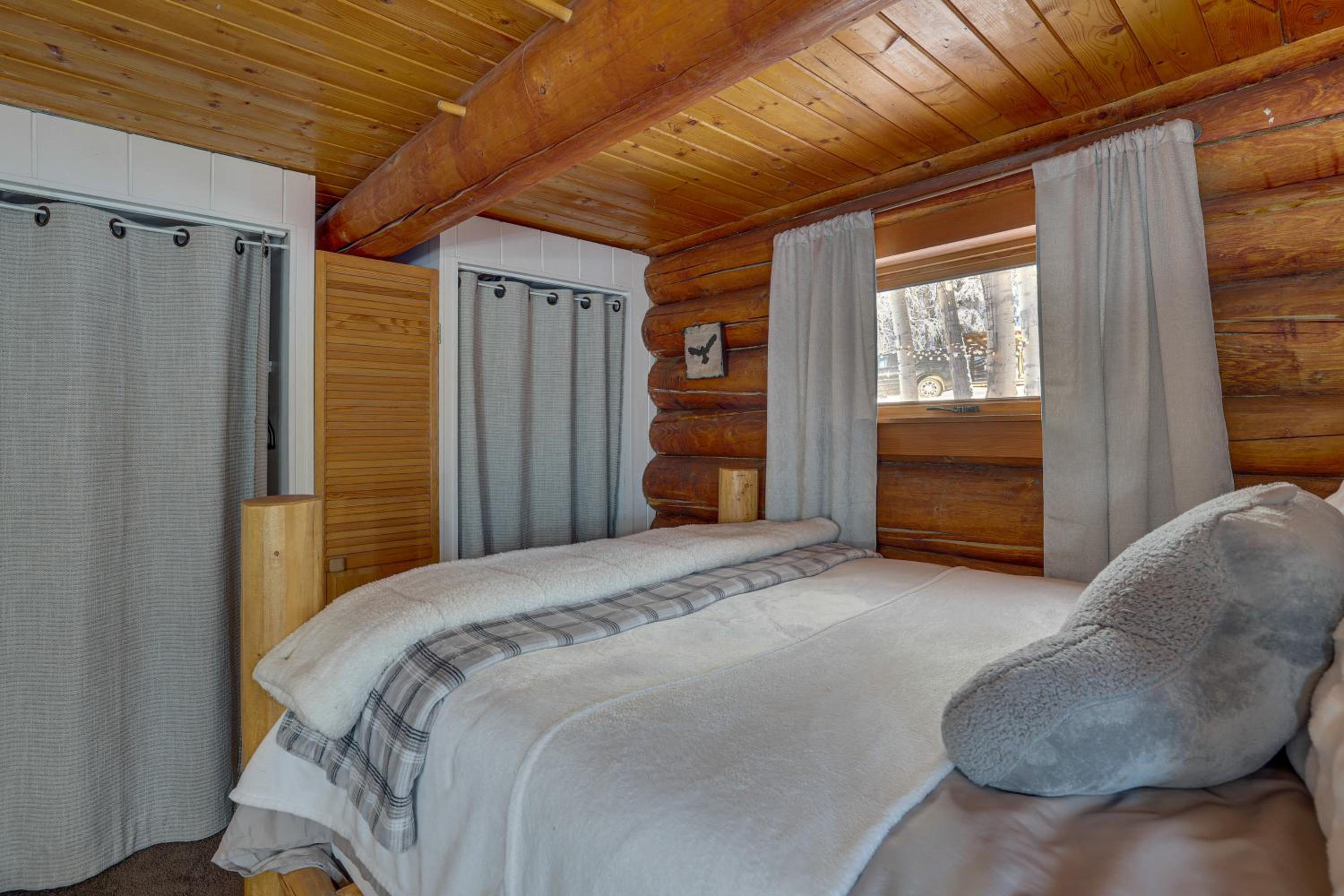 Explore Fairbanks! Authentic Log Cabin with Views