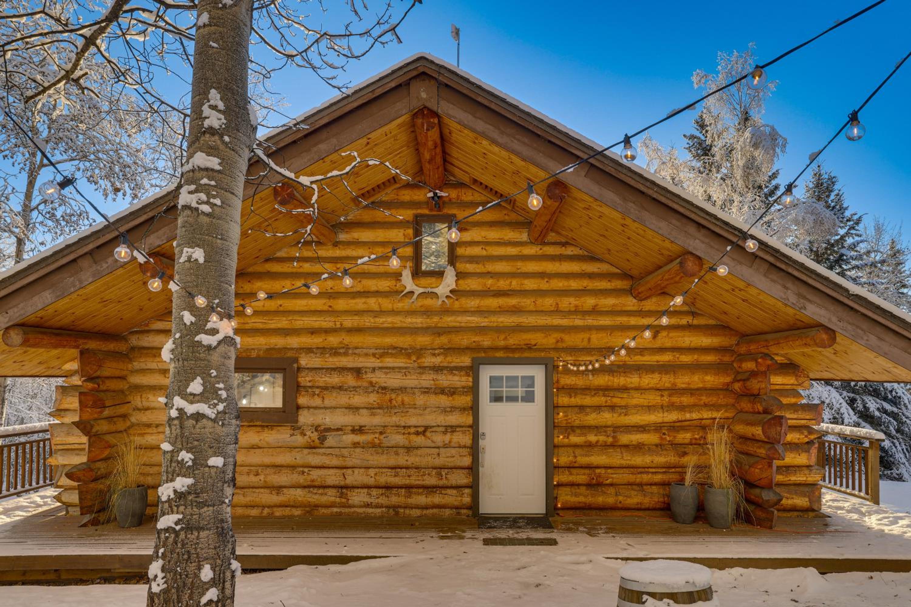 Explore Fairbanks! Authentic Log Cabin with Views