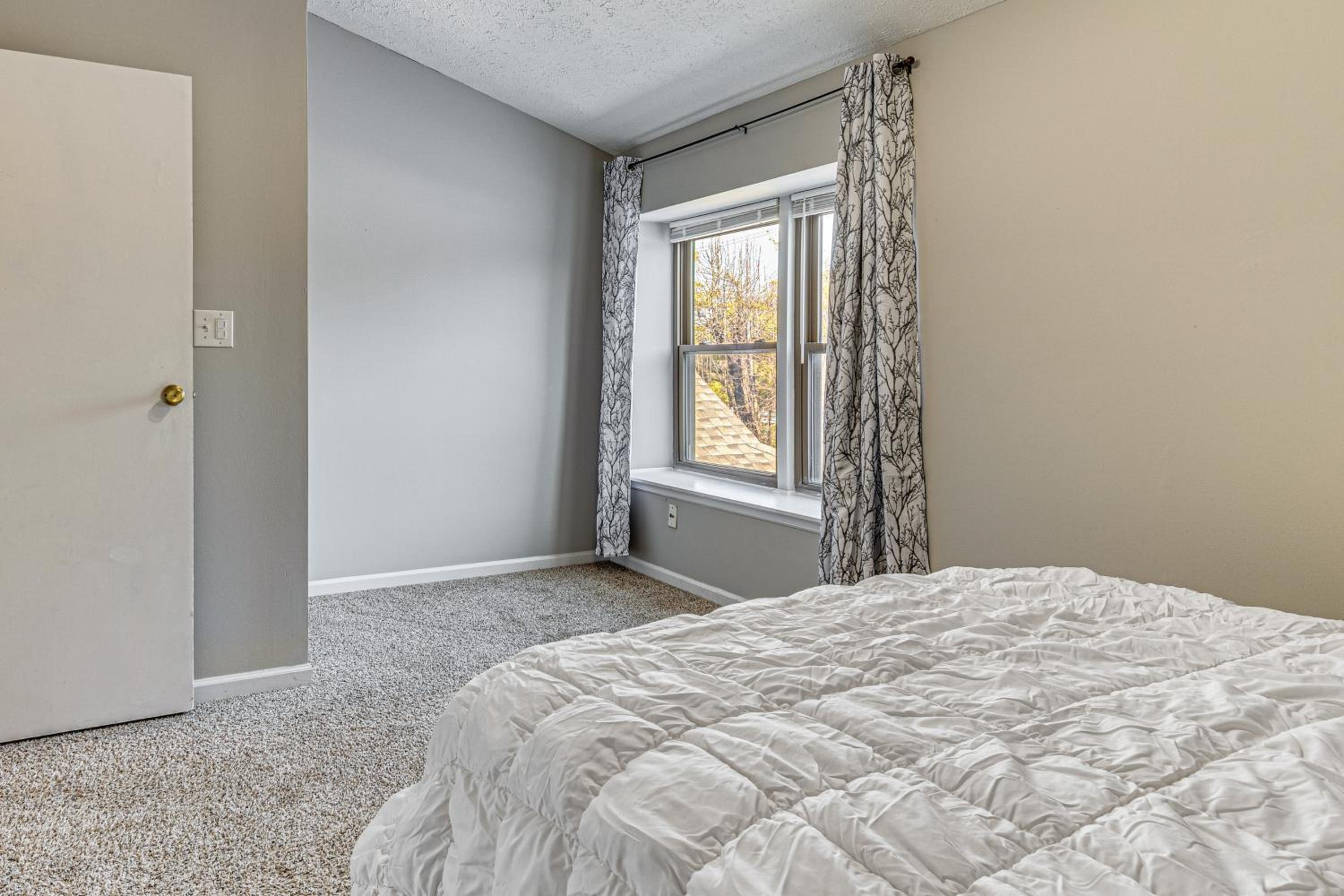 2 Mi to Castleton Square Mall! Quaint Condo
