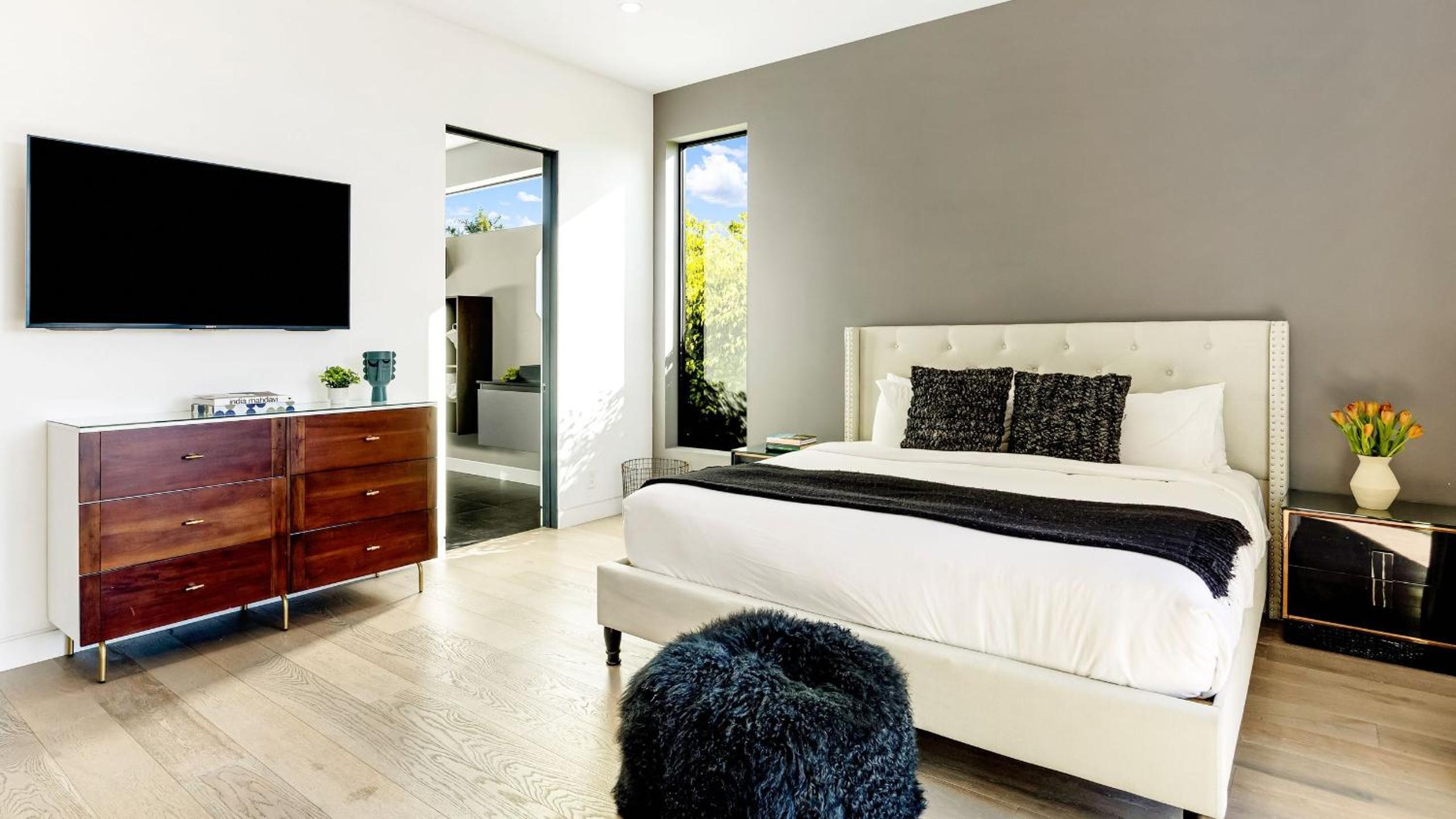 Private LA Retreat w Pool Hot Tub Fire Pit Near Melrose Ave The Martel House by AvantStay