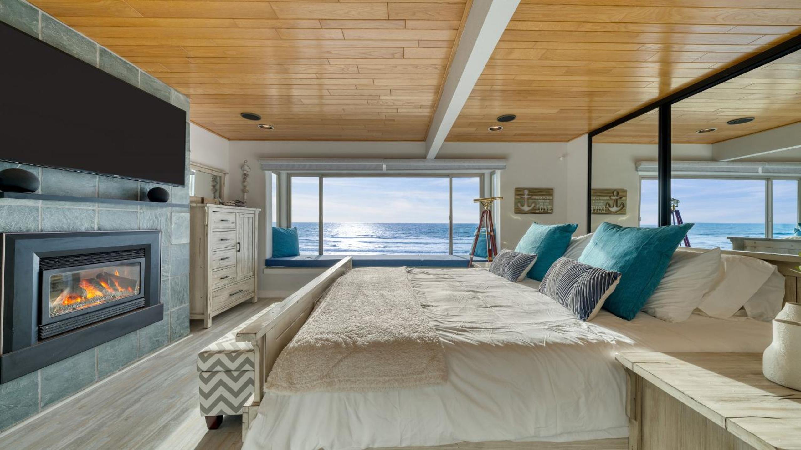 Oceanfront La Selva Beach Home w Fireplace Views Direct Beach Access Sand Castle by AvantStay