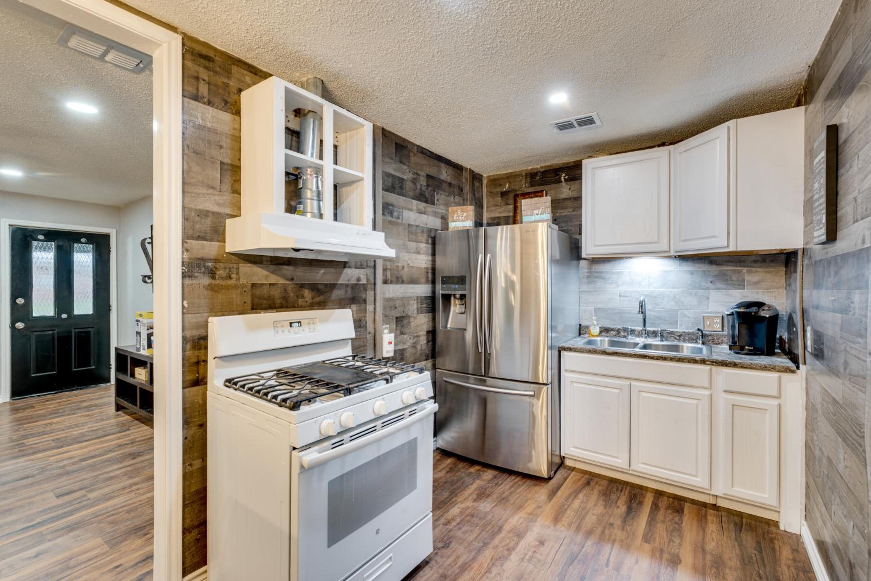 Near Wineries and Guadalupe River! Stylish Home