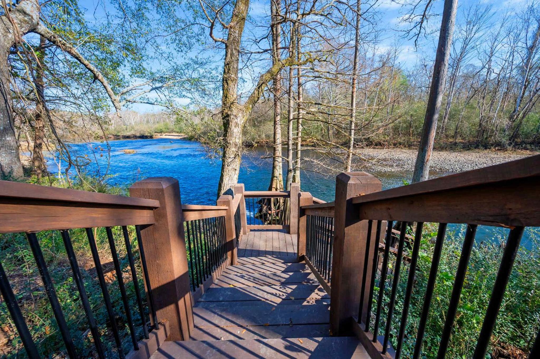Chillax Inn The River For 19