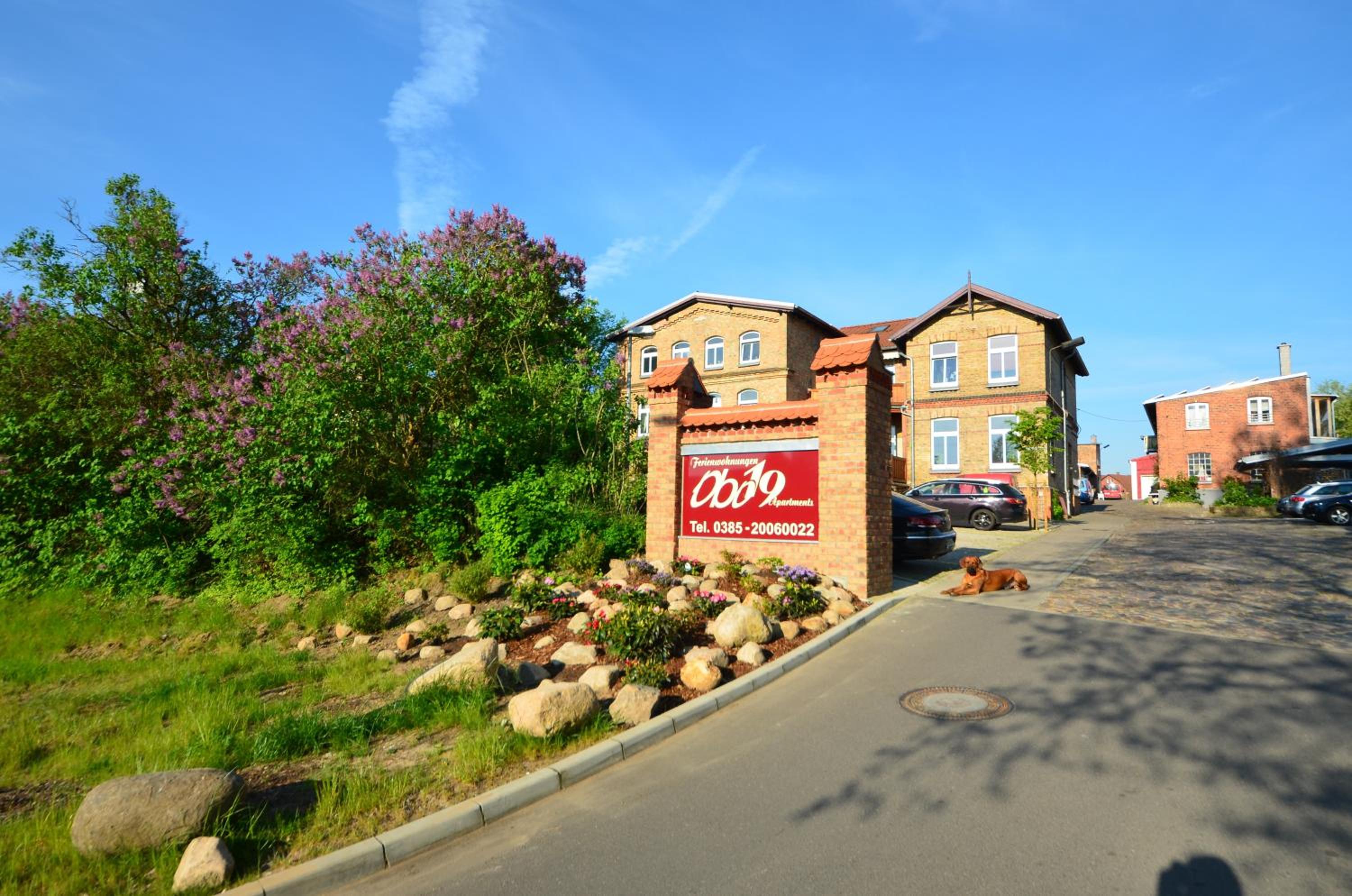 Villa Backstein Schwerin mit zentraler Lage im Grünen kostenfreien Parkplätzen und 8 E - Ladestationen view 2