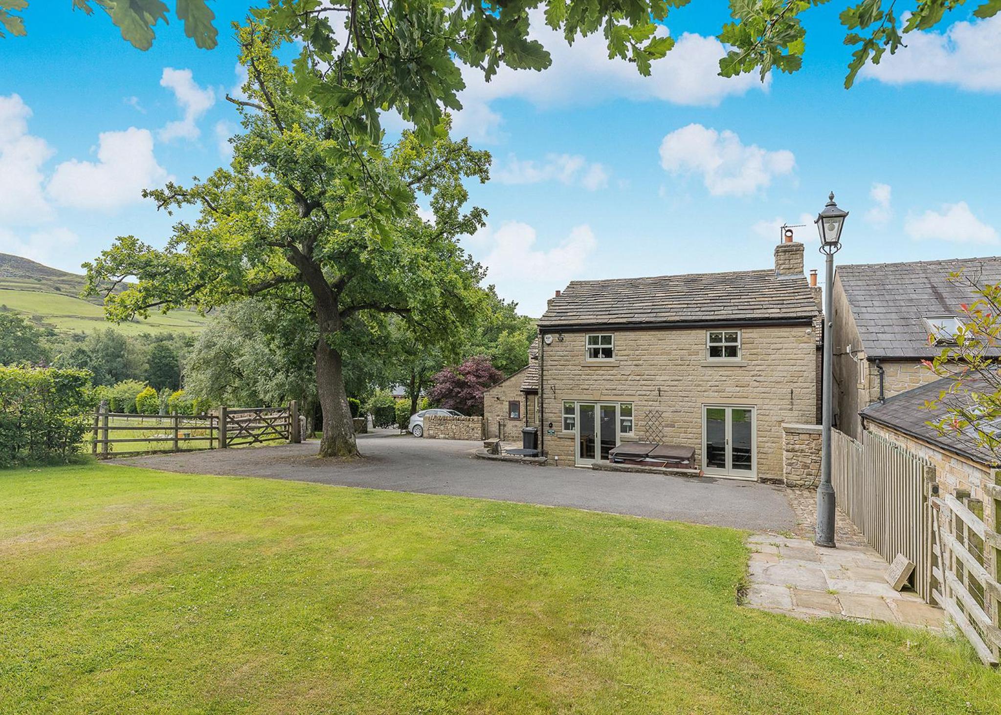 Charlesworth Lodges