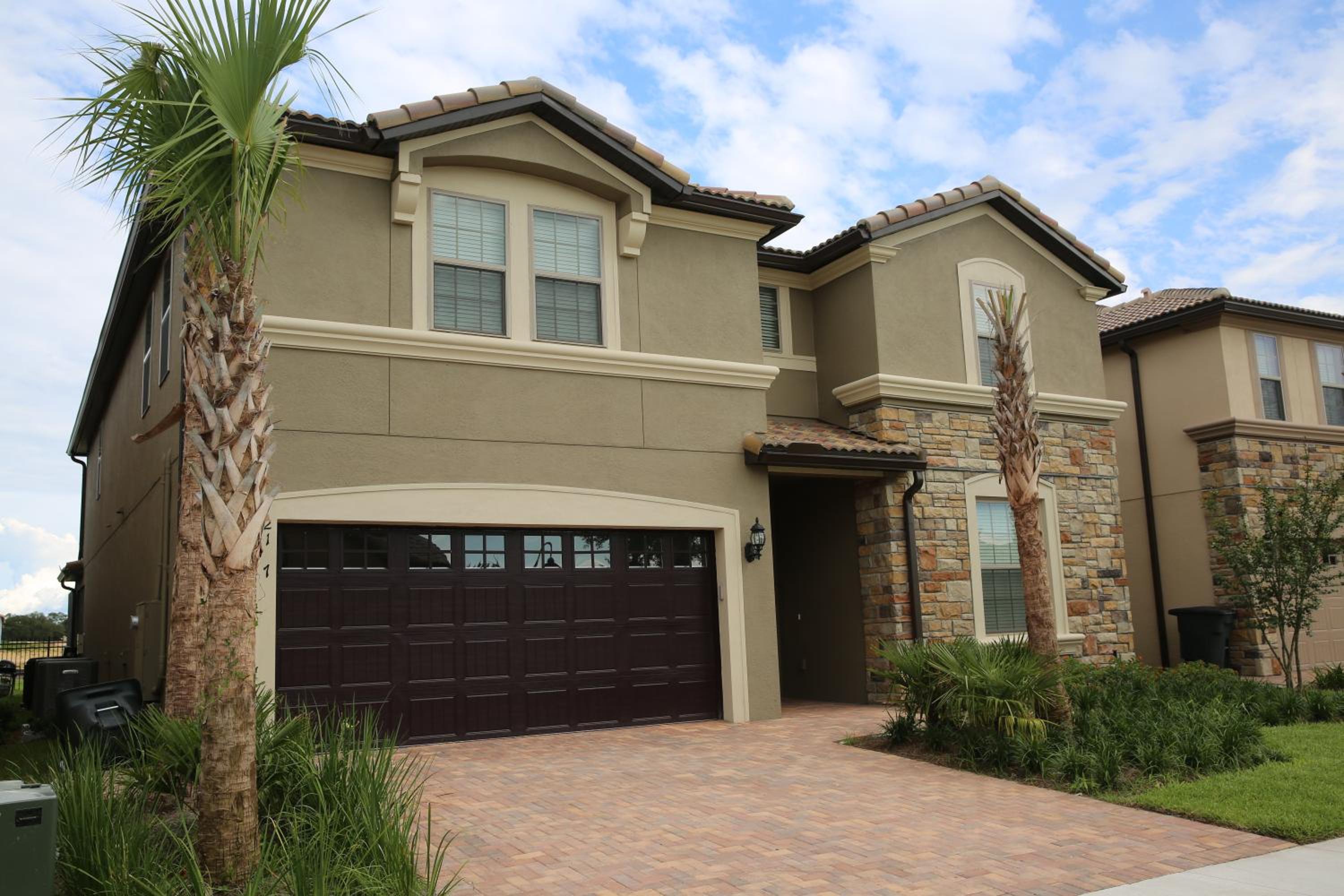 Brand new 9 bedroom luxury villa near Disney Sleeps 22 view 2