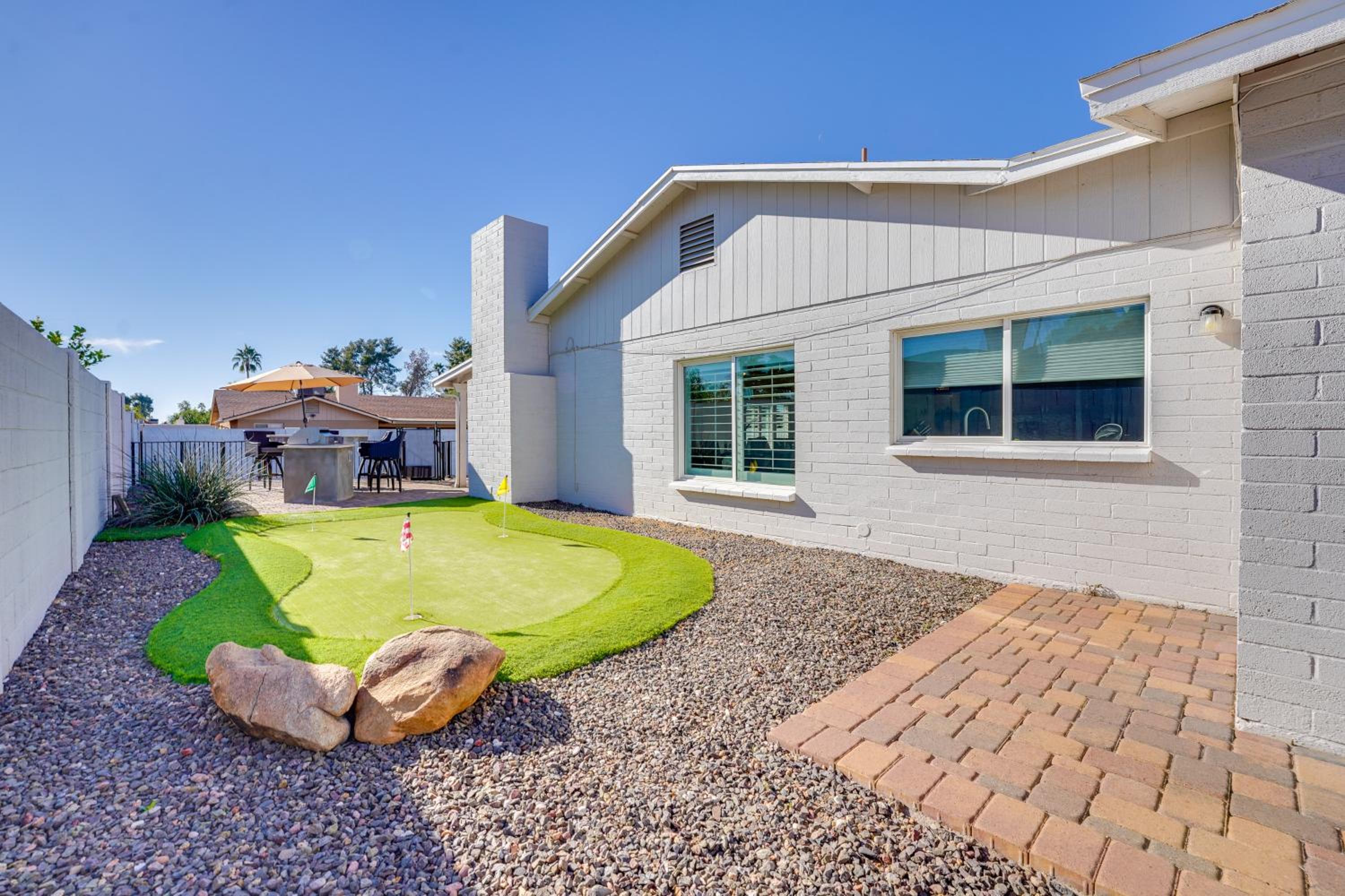 Pool and Putting Green Quiet Scottsdale Oasis!
