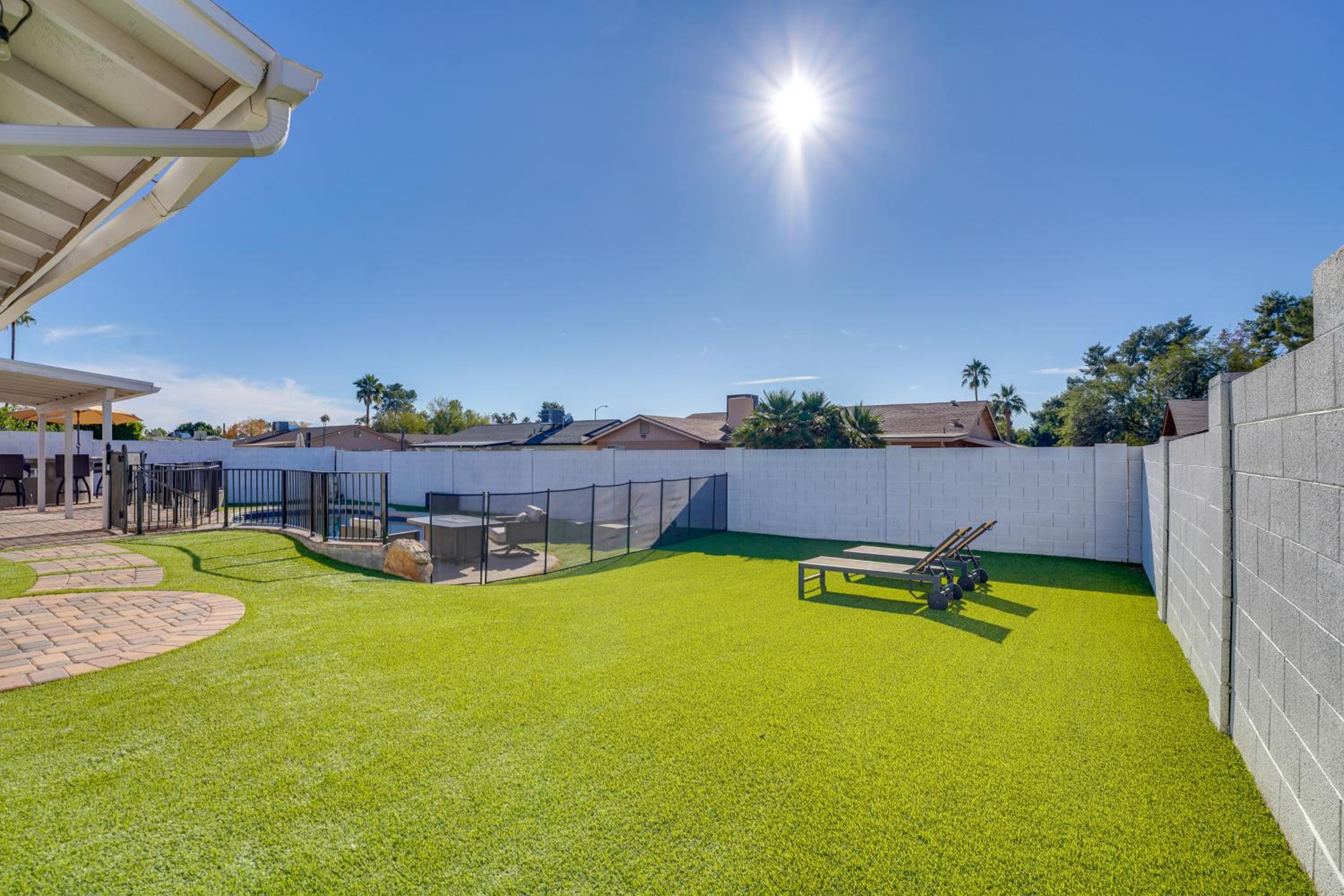 Pool and Putting Green Quiet Scottsdale Oasis!