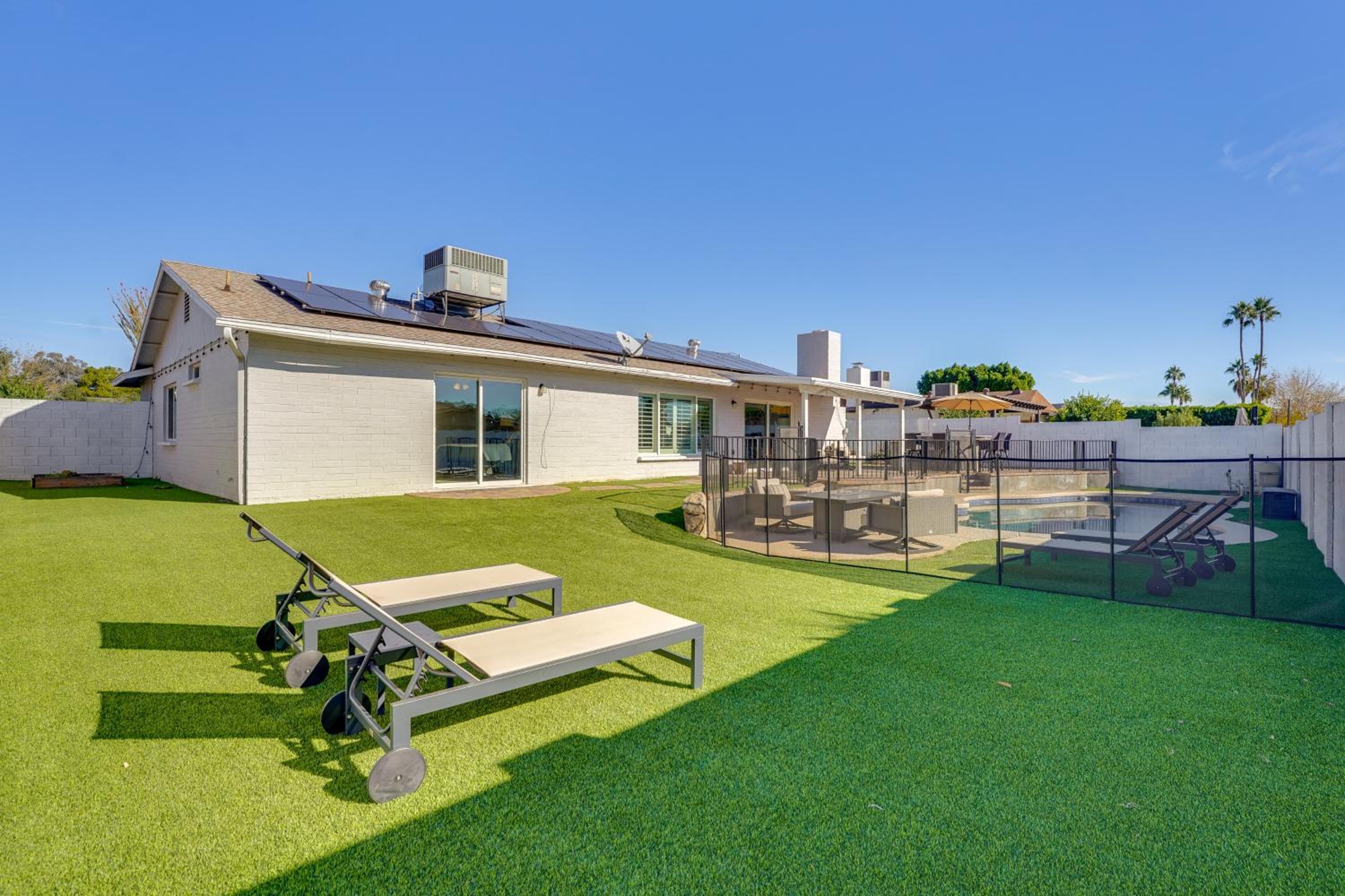 Pool and Putting Green Quiet Scottsdale Oasis!
