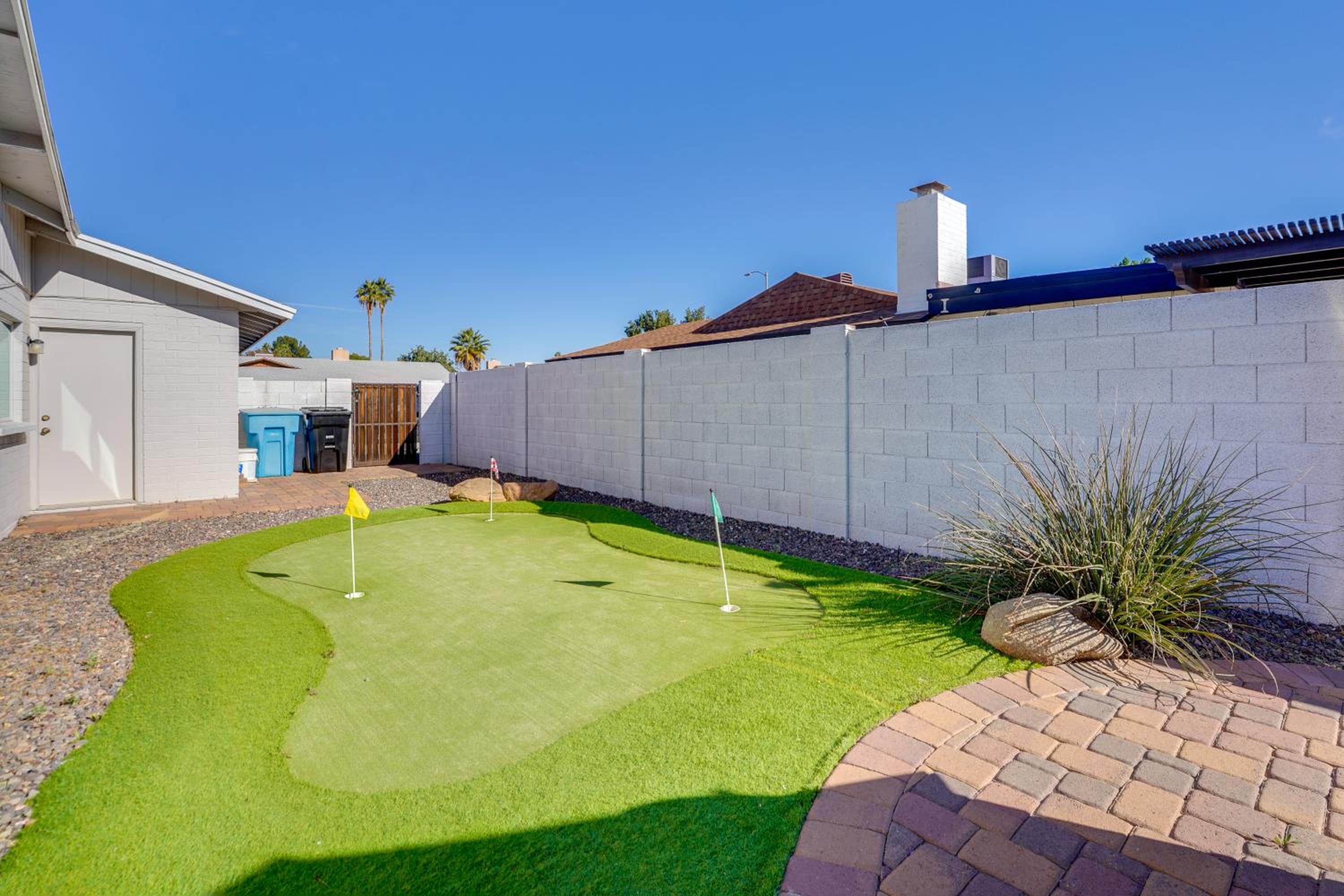 Pool and Putting Green Quiet Scottsdale Oasis!