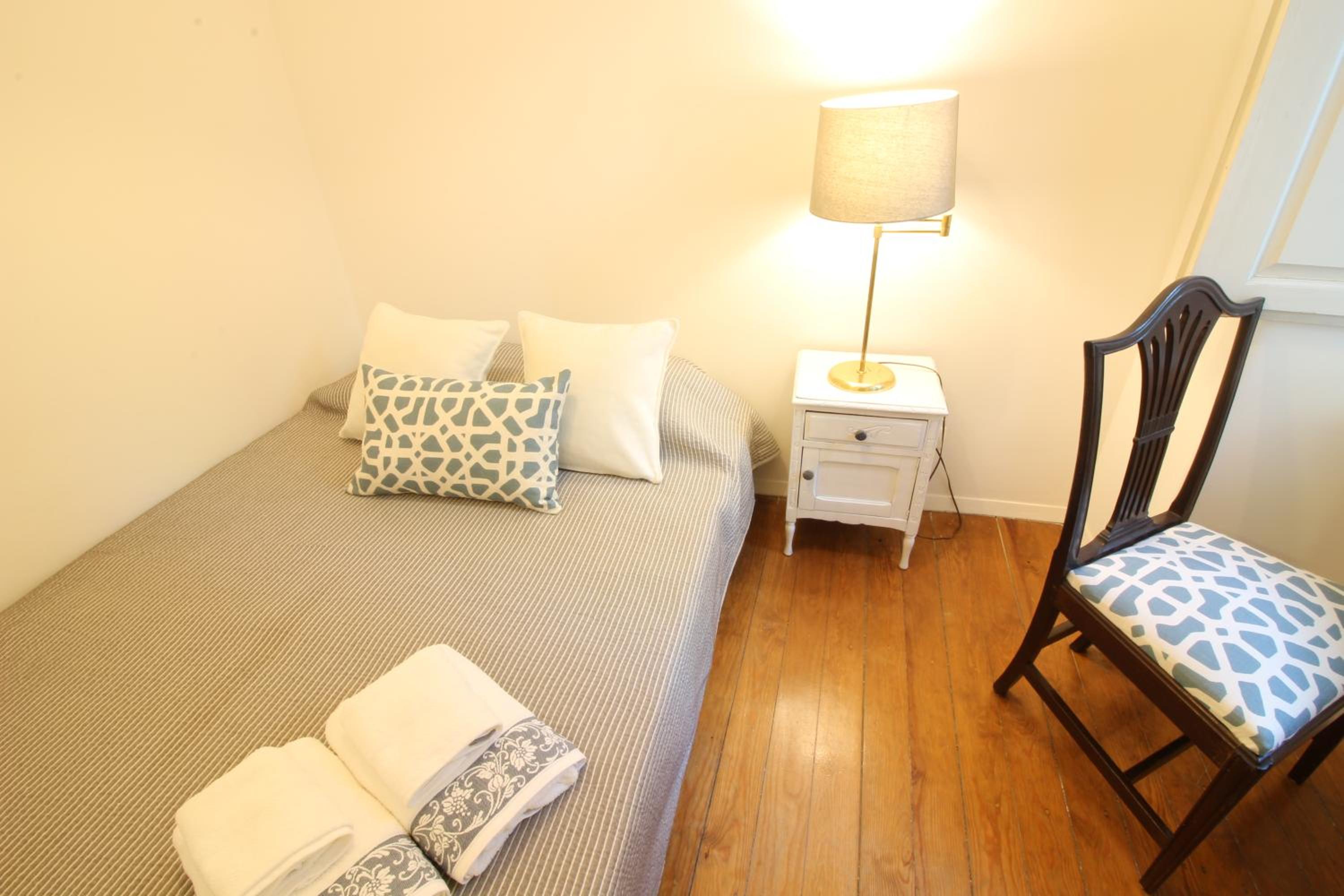 Spacious 2 bedroom Apt with large living room Lisbon view 3