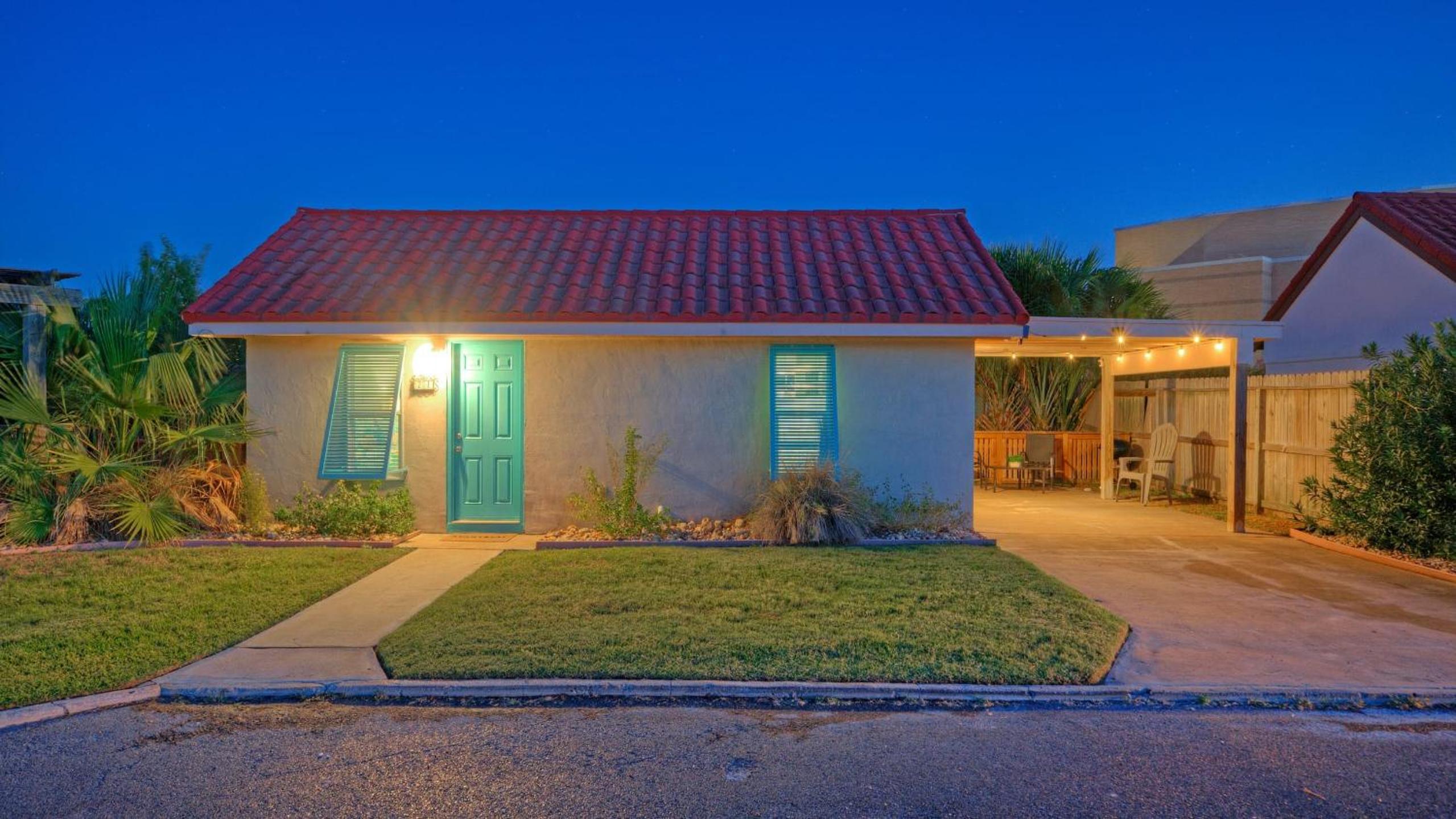 3 Cozy Cottages Fire Pit Walkable Location in Spanish Village