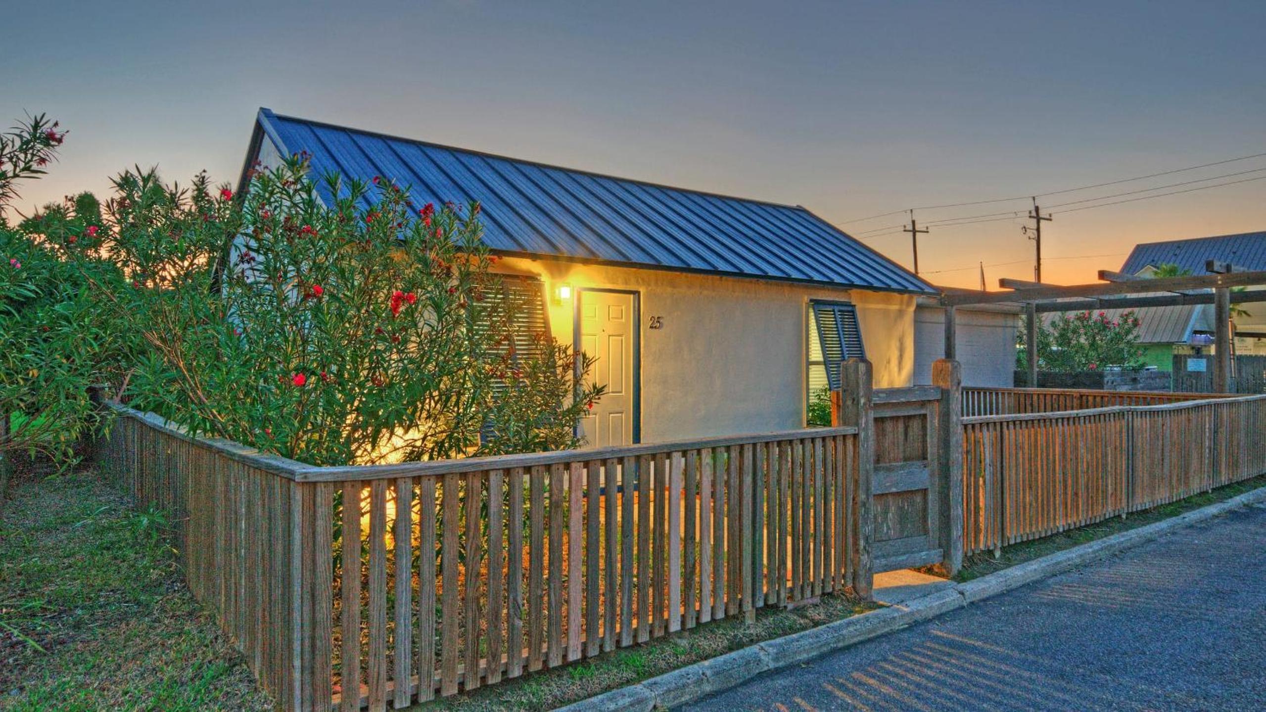 3 Cozy Cottages Fire Pit Walkable Location in Spanish Village
