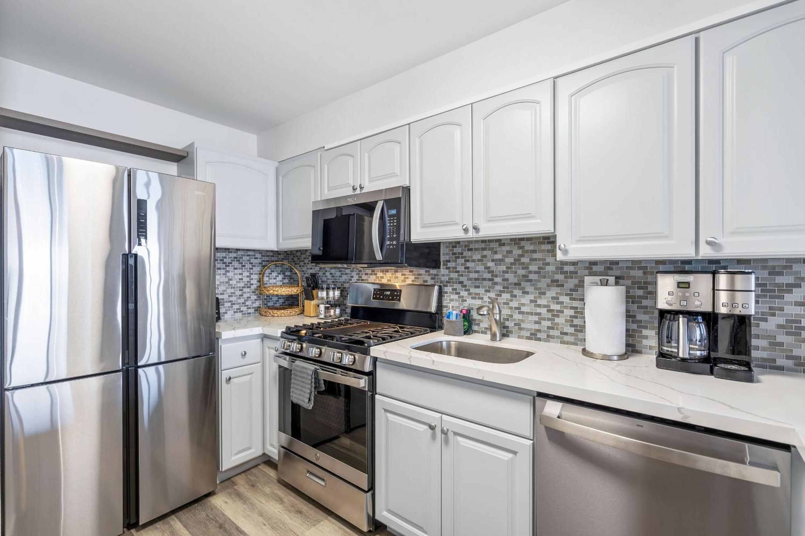 Kihei Akahi D-515: Newly Renovated Ocean View, No Carpet, 3 Zone Split AC, Wi-Fi