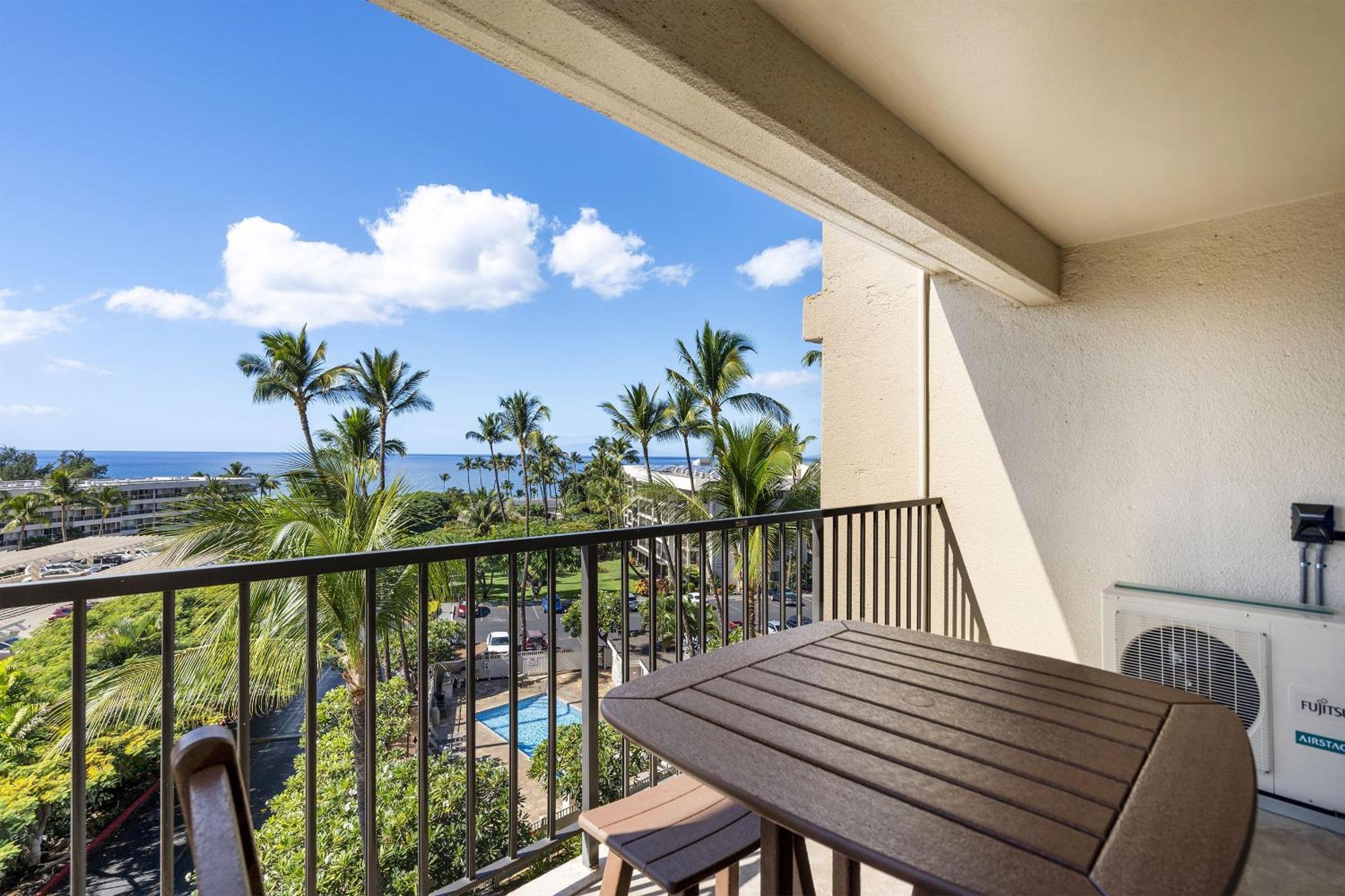 Kihei Akahi D-515: Newly Renovated Ocean View, No Carpet, 3 Zone Split AC, Wi-Fi