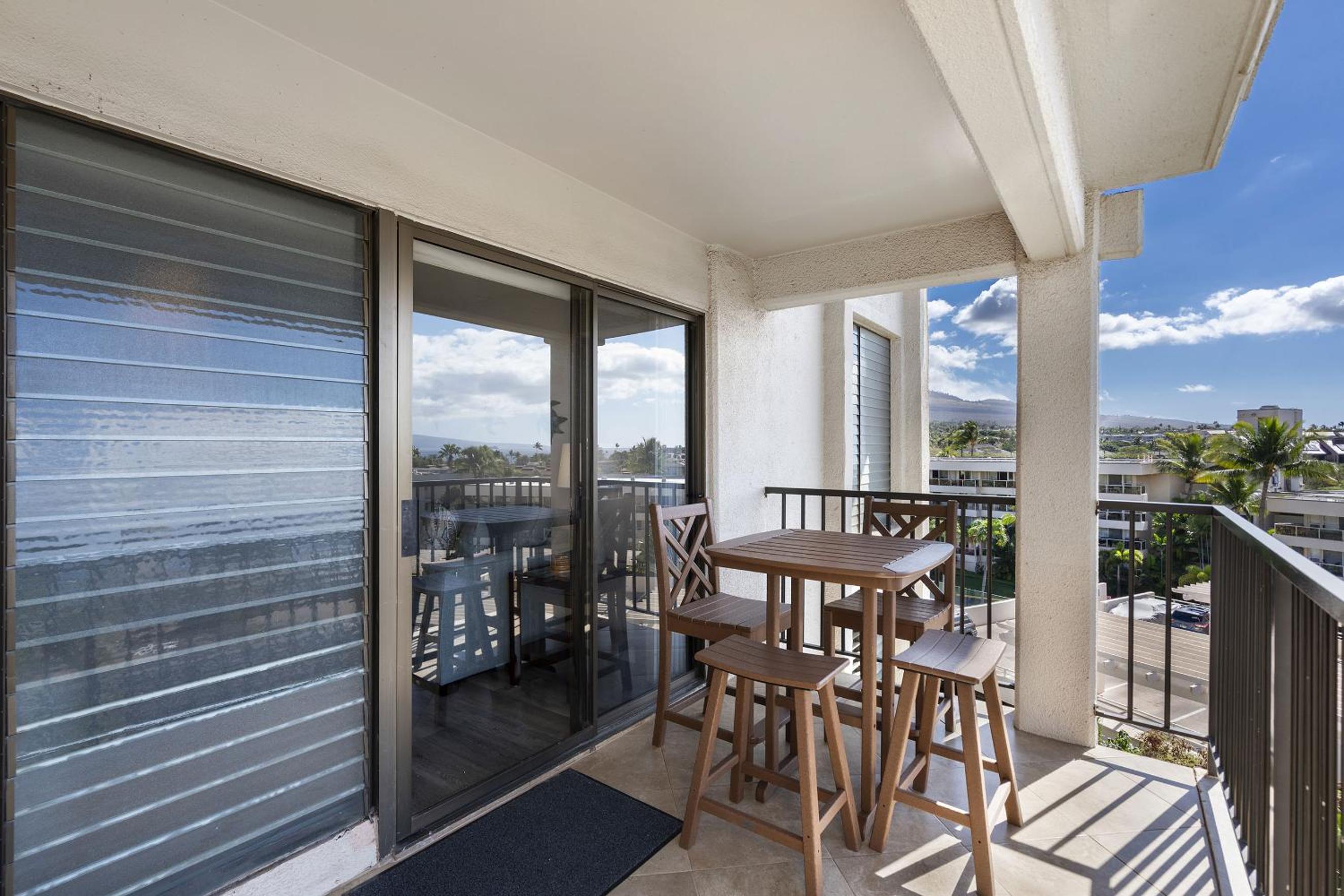Kihei Akahi D-515: Newly Renovated Ocean View, No Carpet, 3 Zone Split AC, Wi-Fi