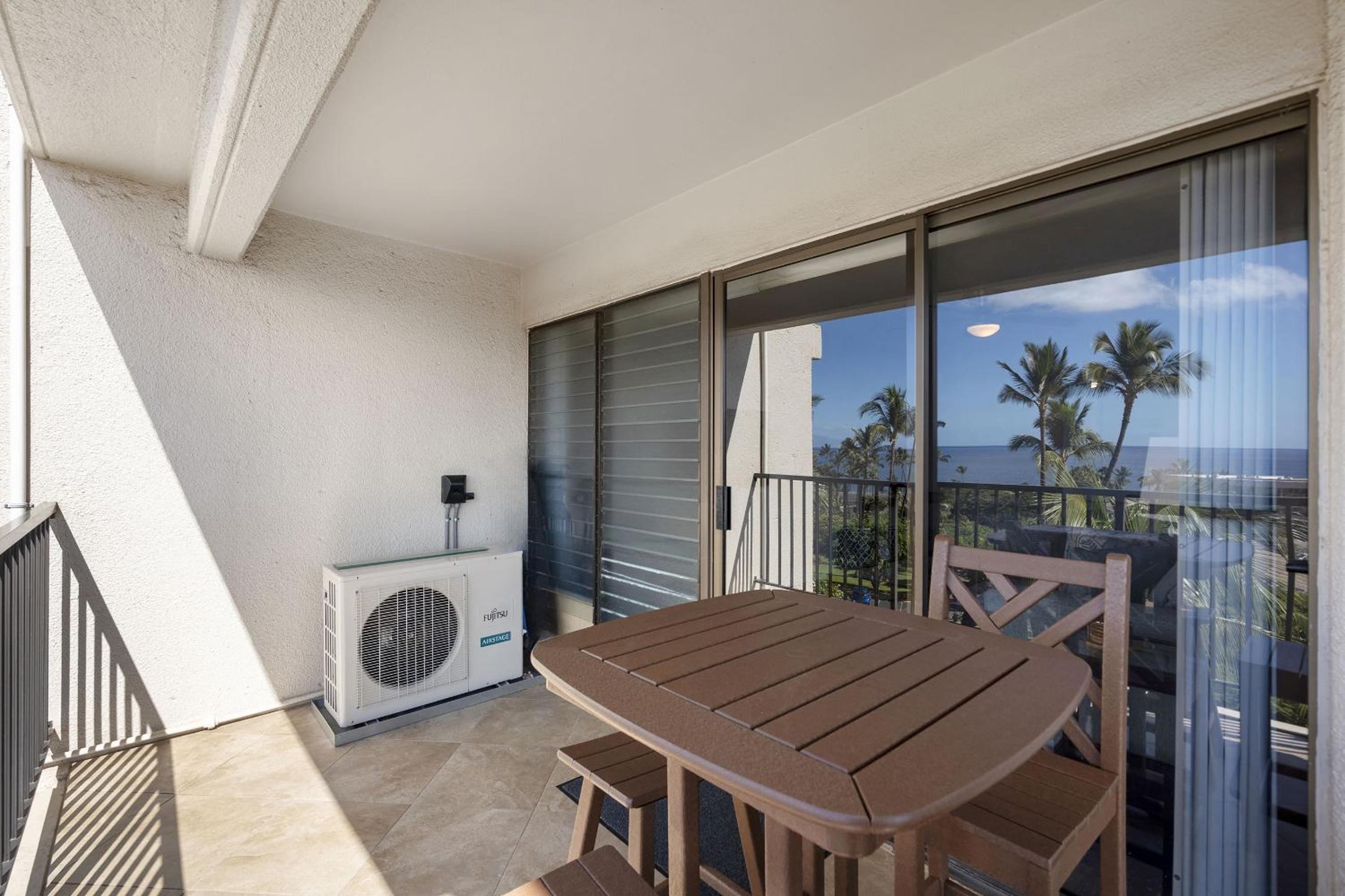 Kihei Akahi D-515: Newly Renovated Ocean View, No Carpet, 3 Zone Split AC, Wi-Fi